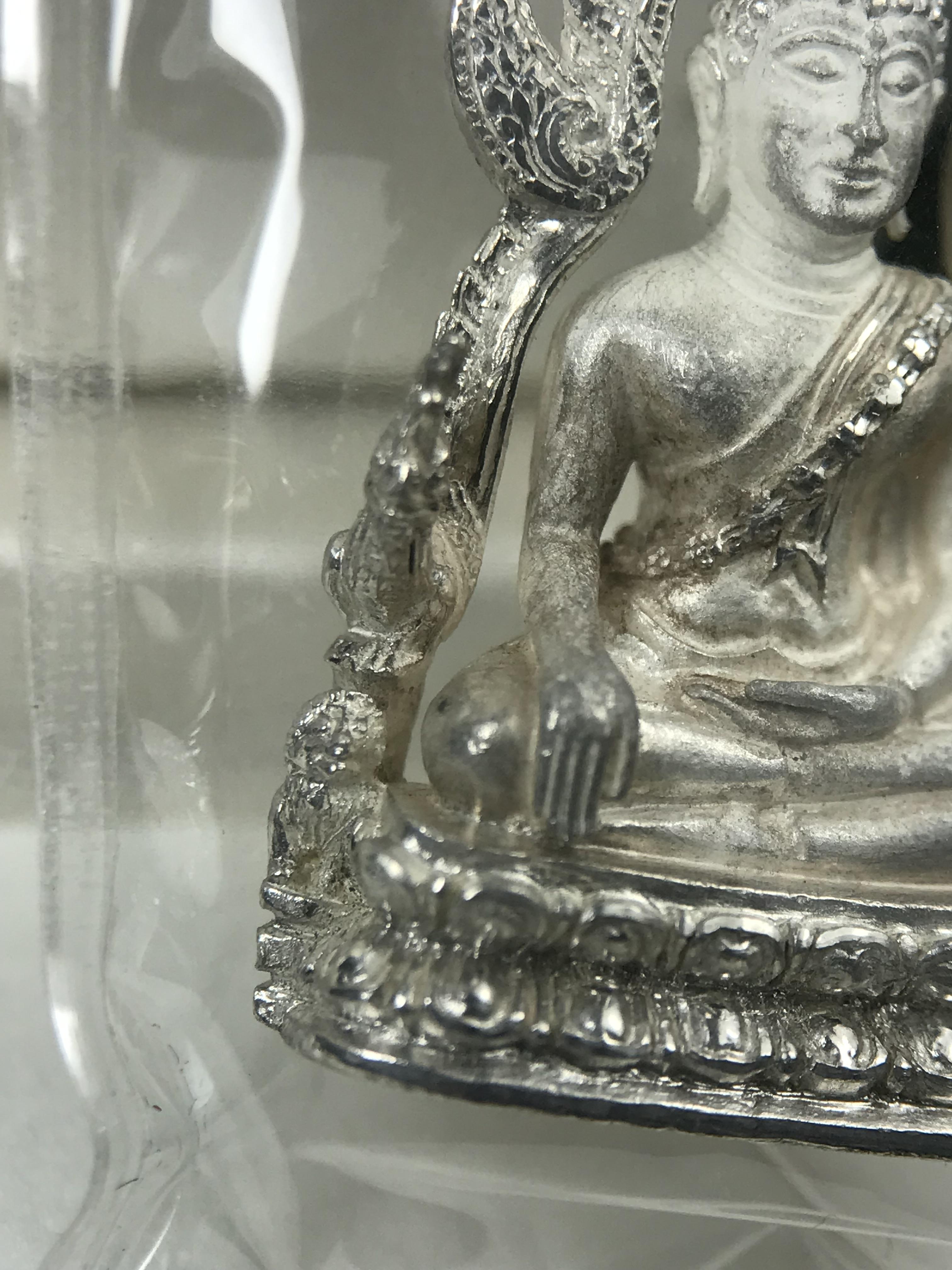 พระพุทธชินราช รุ่นมหาลาภ พิธีพุทธาภิเษกวัดพระศรีรัตนมหาธาตุวรมหาวิหาร จ.พิษณุโลก ปี 2540 เนื้อเงินบริสุทธิ์ 99.9% (นวลเงา)(สภาพผิวเดิมซีนซองเดิม พร้อมกล่องบรรจุเดิมและการ์ดใบรับรองครบสมบูรณ์ (องค์หมายเลข ๑๑๗๓๔)