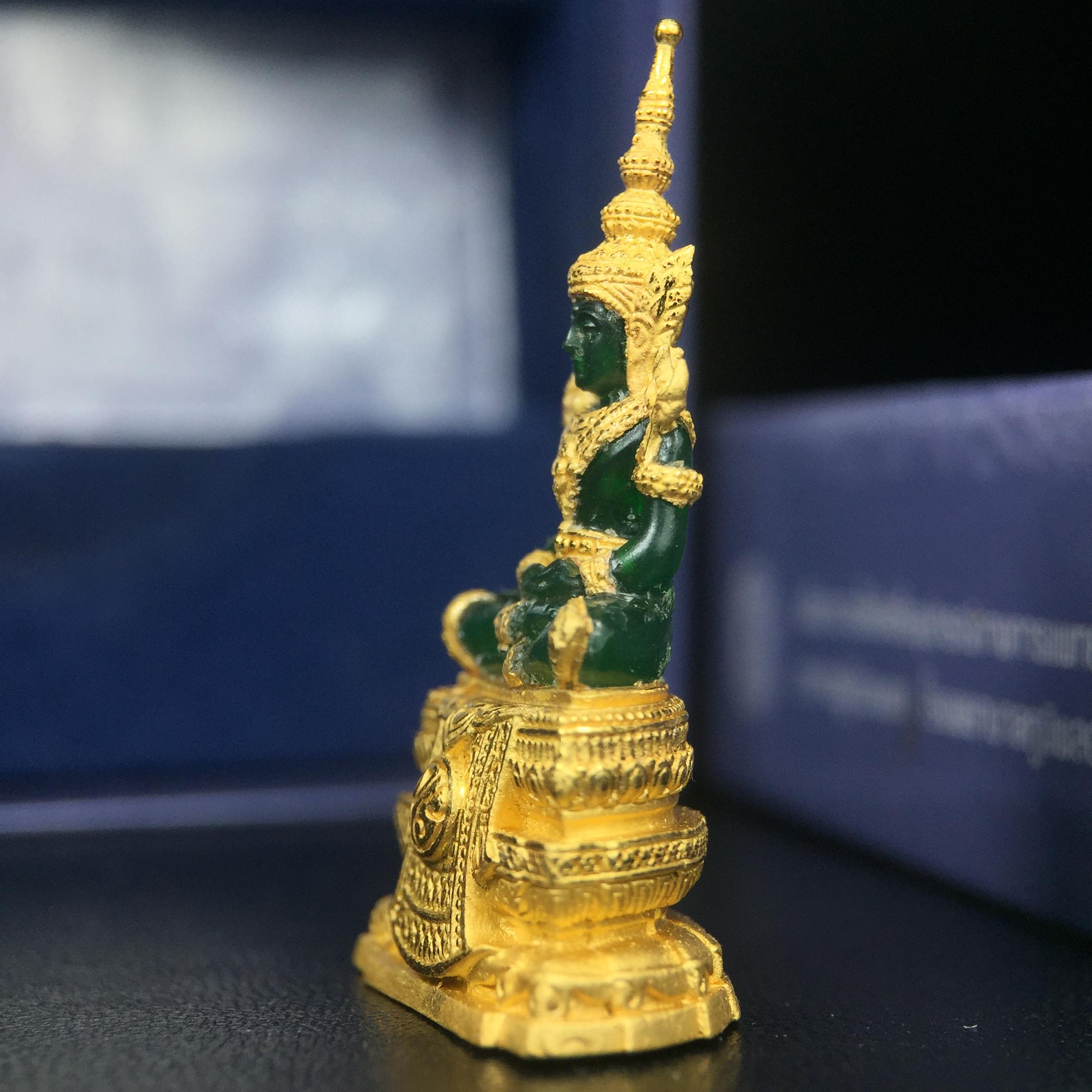 พระแก้วมรกต ภปร. จัดสร้างโดย รพ.ภูมิพลฯ ปี2547 ลอยองค์ขนาดหน้าตัก 1/2 นิ้ว เนื้อเรซิ่นหุ้มทองคำ99.99 งดงามทรงคุณค่าอีกหนึ่งรุ่นยอดนิยม หายาก