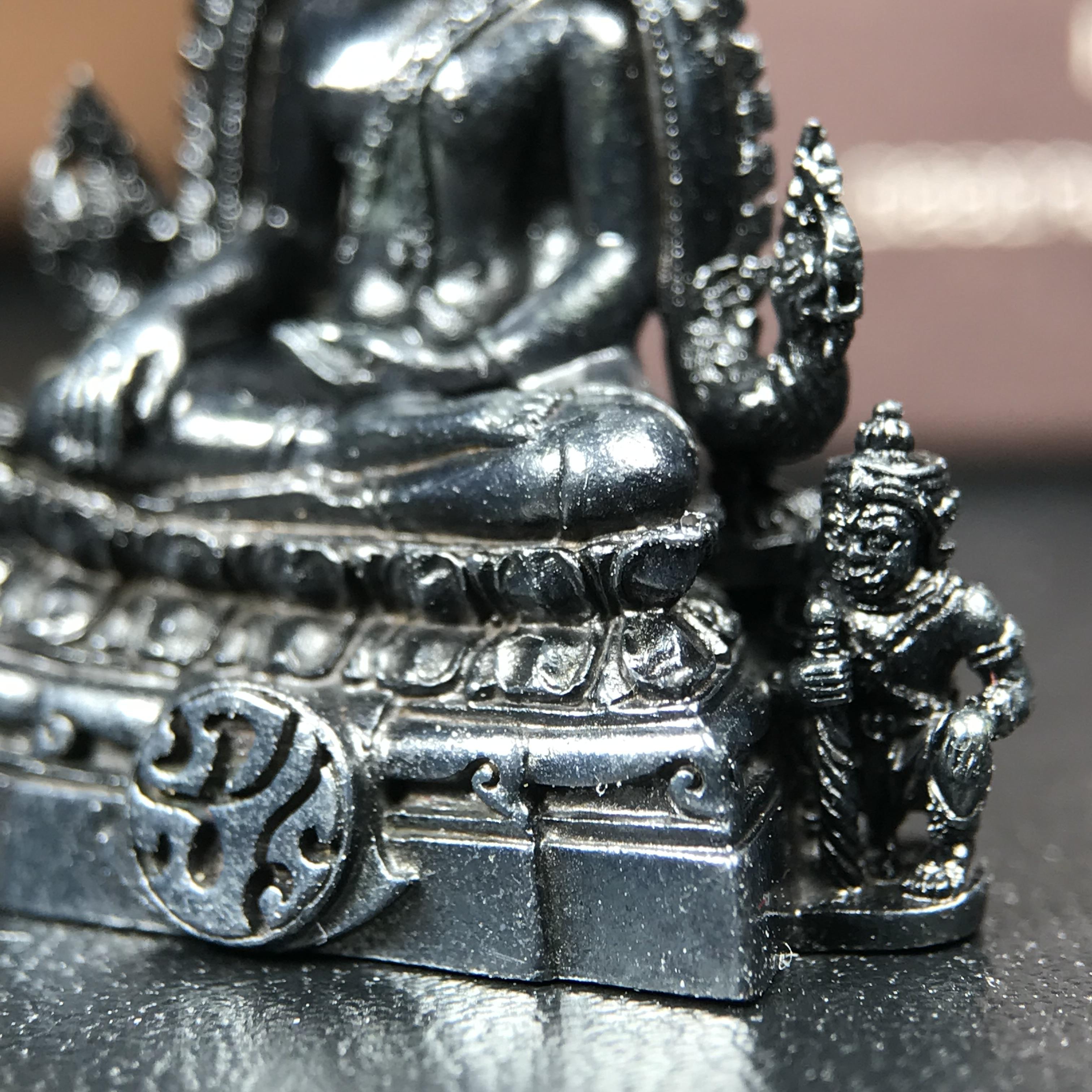 พระพุทธชินราช ภปร. โครงการ "เพราะแผ่นดินนี้ คือ แผ่นดินเกิด" ปี2548(รุ่นแรก) ลอยองค์ หน้าตัก 1/2 นิ้ว(ขนาด 3.5 x 2.5 ซม.) เนื้อเงินรมดำ(พุทธศิลป์จำลองเมื่อครั้งลอกทอง ครั้งที่3 เมื่อปี2547 ร้อยปีจะมีสักครั้ง "พระพุทธชินราชองค์ดำ")