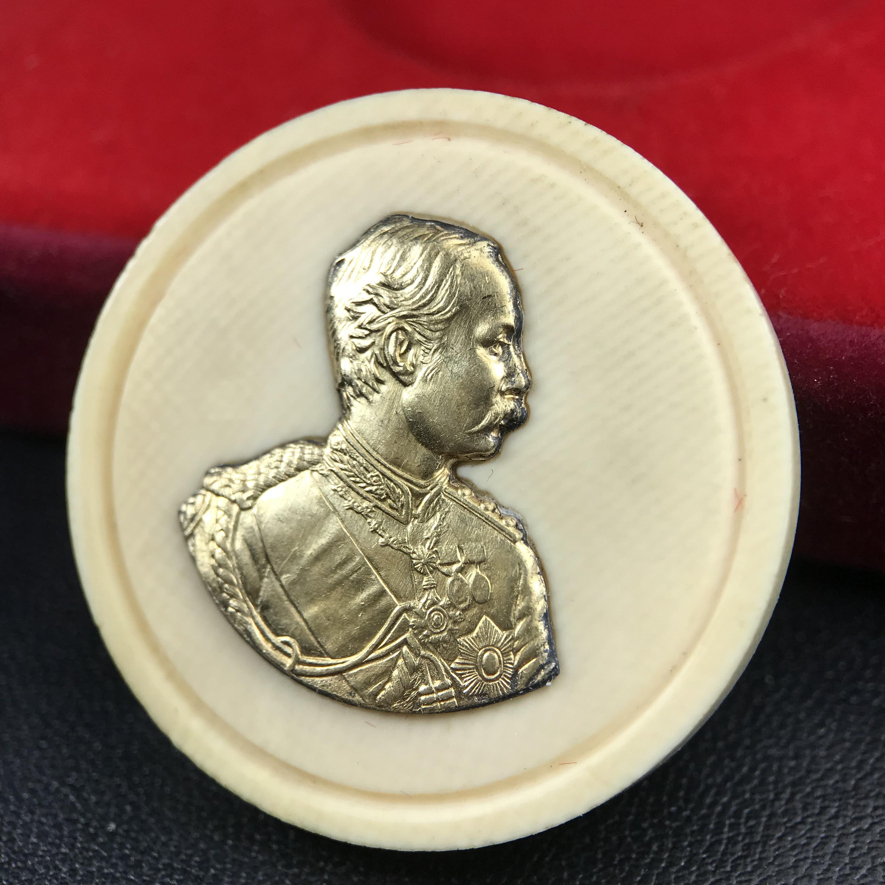 เหรียญรัชกาลที่ 5 คชสารหมื่นปี หลวงพ่ออุตตมะ วัดวังก์วิเวการาม ปี 2540 พิมพ์ใหญ่ขนาด 3.0 ซม. หน้ากากทองคำบริสุทธิ์ 99.99% (ผิวสวยเดิม)พร้อมกล่องบรรจุเดิมครบ(ควรคู่ผู้รู้คุณค่า ด้วยวัตถุมงคล เสริมบุญญาบารมี)