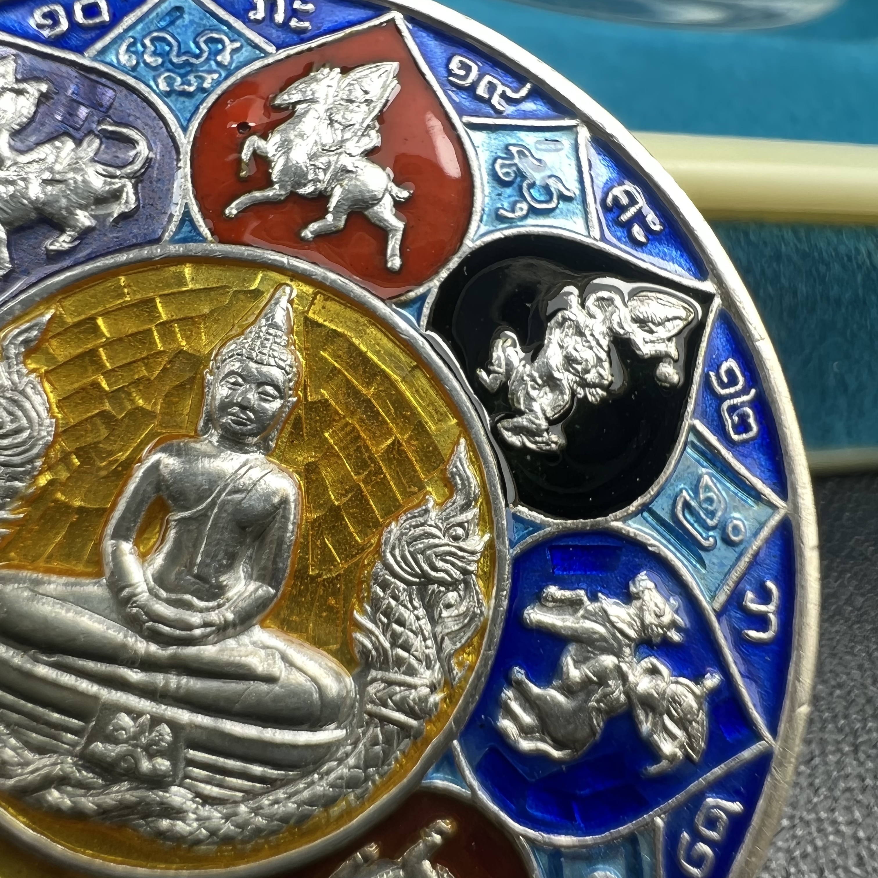 เหรียญหลวงพ่อโสธร รุ่นดวงชะตาคู่ชีวิต พิธีมหาจักรพรรดิตราธิราชครั้งยิ่งใหญ่ พิธีสวดนพเคราะห์เพื่อความเป็นสิริมงคล ปี 2547 ณ พระอุโบสถวัดโสธรวรารามวรวิหาร จ.ฉะเชิงเทรา เนื้อเงินลงยาราชาวดี ขนาด 3.2 ซม.พร้อมกล่องบรรจุเดิมสภาพสวยครบสมบูรณ์