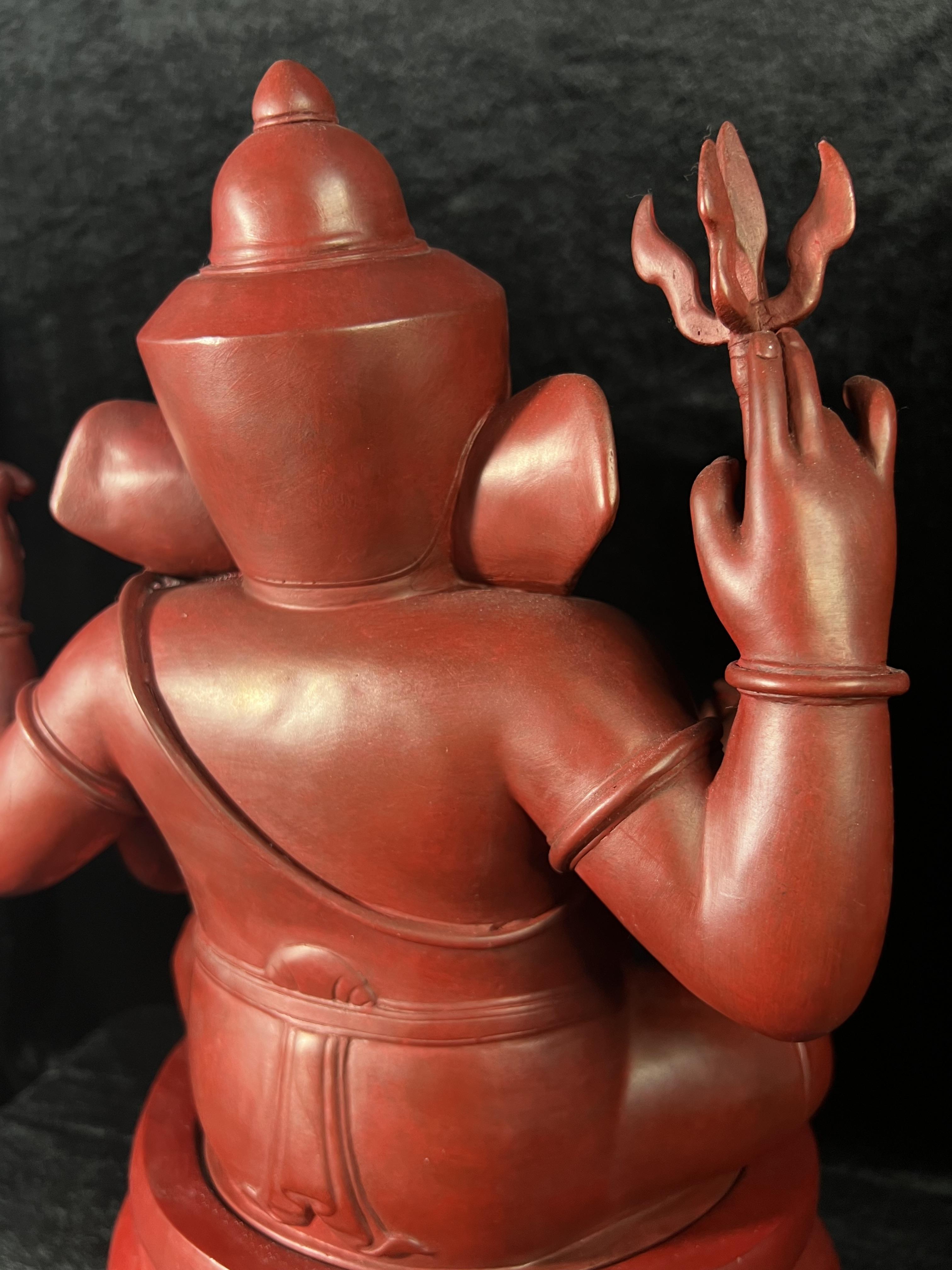 พระพิฆเนศวร 65 ปี คณะจิตรกรรมฯ มหาวิทยาลัยศิลปากร ปี 2551 ขนาดบูชาลอยองค์ หน้าตัก 9 นิ้ว(เนื้อสำริดแดงพลาติน่า)***สีแดงหายาก*** ออกแบบและปั้นโดย รองศาสตราจารย์วิชัย สิทธิรัตน์ ปัจจุบันดำรงตำแหน่งทางวิชาการเป็นศาตราจารย์ ศิลปินแห่งชาติสาขาประติมากรรม