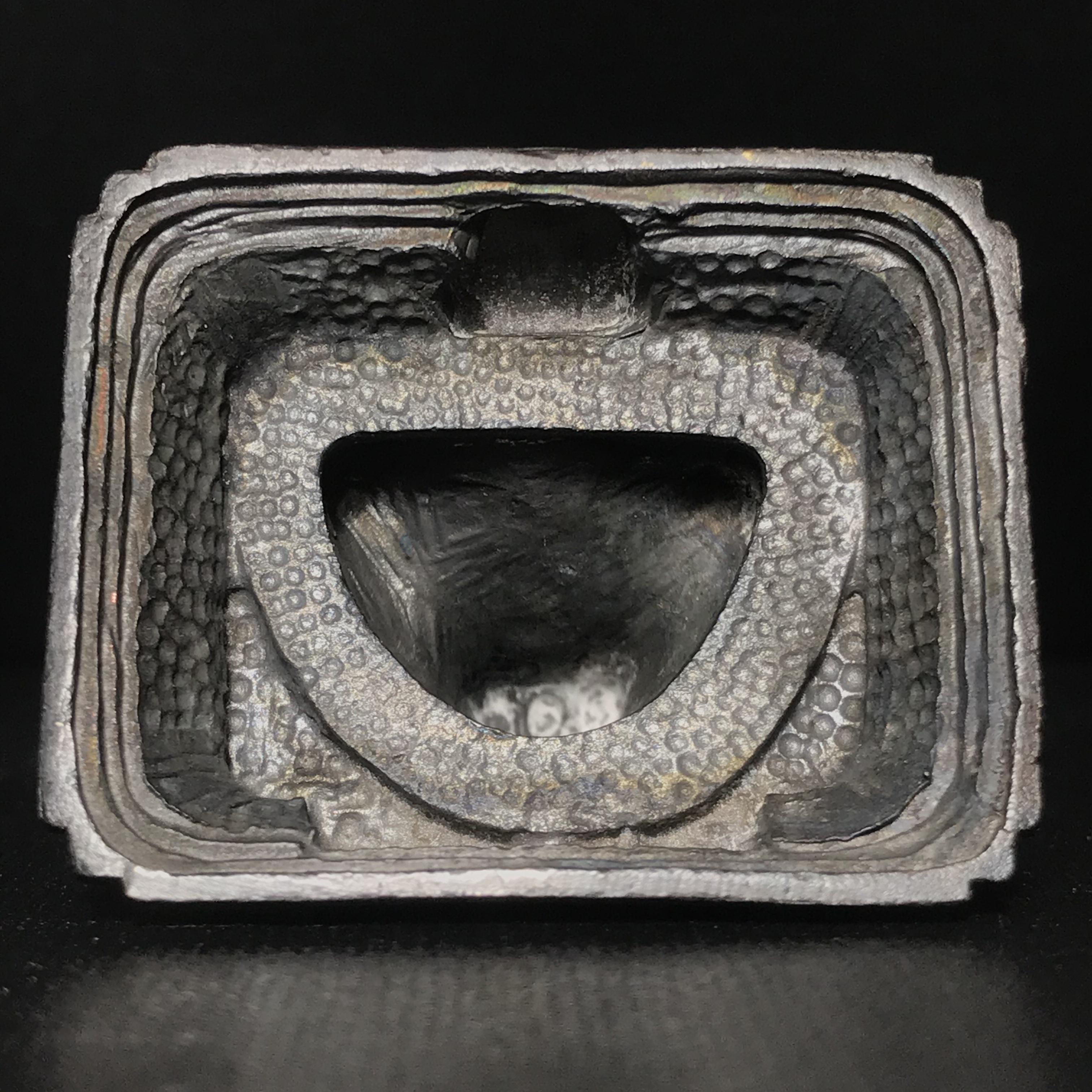 รูปหล่อพระหลวงพ่อทวด สก. ขนาดตั้งบูชาหน้ารถ วัดห้วยมงคล ปี 2546(รุ่น2) สร้างจากเนื้อโลหะที่ตัดชนวนจากส่วนของเศียรหลวงพ่อทวดองค์ใหญ่(คุ้มครองปลอดภัย แคล้วคลาด พิธีใหญ่ มวสสารดี)1 ใน 2500 องค์