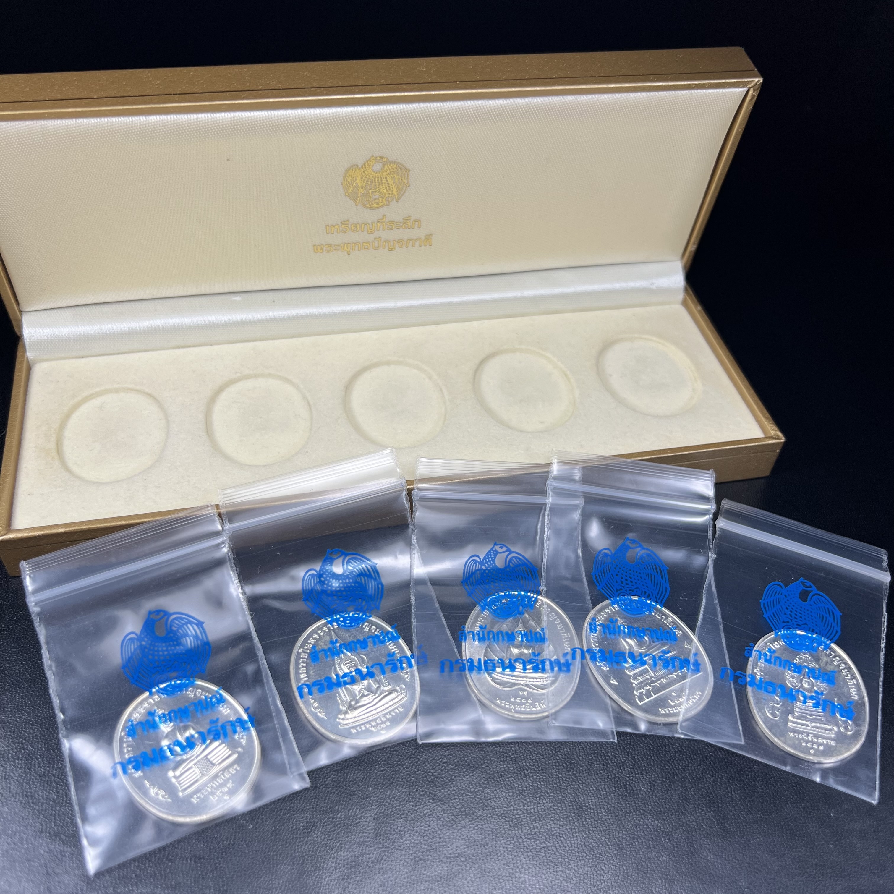 ชุดเหรียญพระพุทธปัญจภาคี ปี 2539 ครบชุด 5 เหรียญ พิมพ์ใหญ่ขนาดสูง 3 ซม. เนื้อเงิน โค๊ต ง.(เงิน) บล็อกกษาปณ์ พร้อมกล่องบรรจุซีนซองเดิมครบสภาพสวย เนื่องในมหามงคลวโรกาสที่ในหลวงรัชกาลที่ 9 ทรงครองสิริราชสมบัติครบ 50ปี พิธีใหญ่ ณ พระอุโบสถวัดพระแก้ว