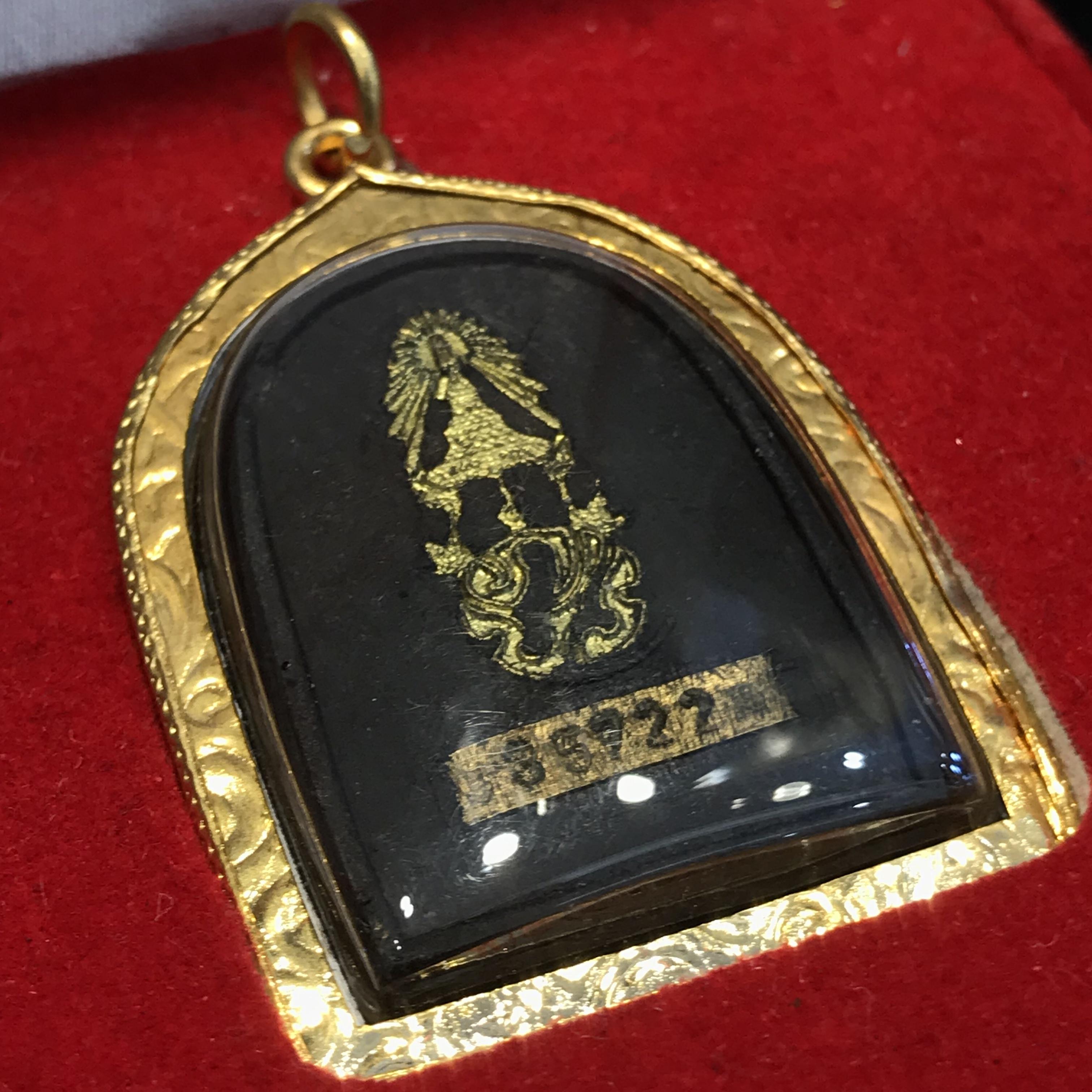 พระชุดของขวัญ 3 องค์ พระหลวงปู่ทวด ทรงกลีบบัวและกลีบขนุน เนื้อว่านดำ ภ.ป.ร. พร้อมพระพุทธสิงหธรรมมงคล ห่อหุ้มด้วยทองนพเกล้า ปี 2547