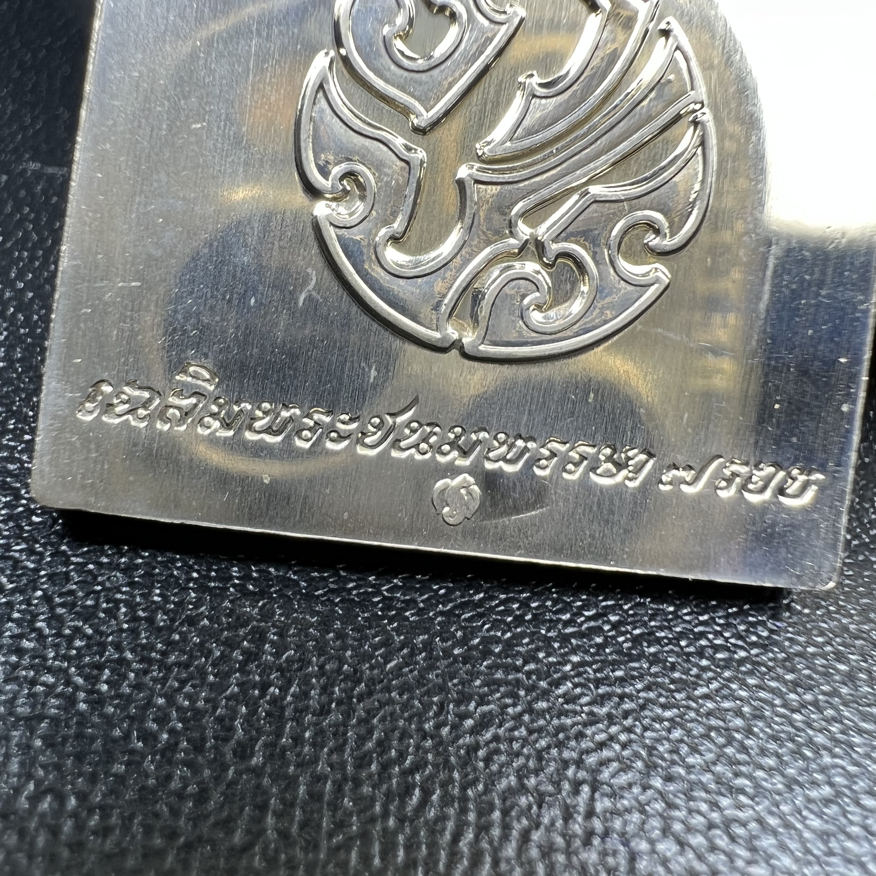 พระพุทธชินสีห์ หลังตรา ปรมาภิไธยย่อ ภปร. ในวโรกาสเฉลิมพระชมพรรษาในหลวงรัชกาลที่9 ครบ 7 รอบ และ ที่ระลึกสมโภชวัดบวรนิเวศวิหารครบ 175 ปี พ.ศ.2554 เหรียญเนื้อเงิน พิมพ์ใหญ่ ขนาดสูง 3.8 ซม. พร้อมกล่องบรรจุเดิมพระราชทาน(1 ใน 1585 เหรียญ)หายาก