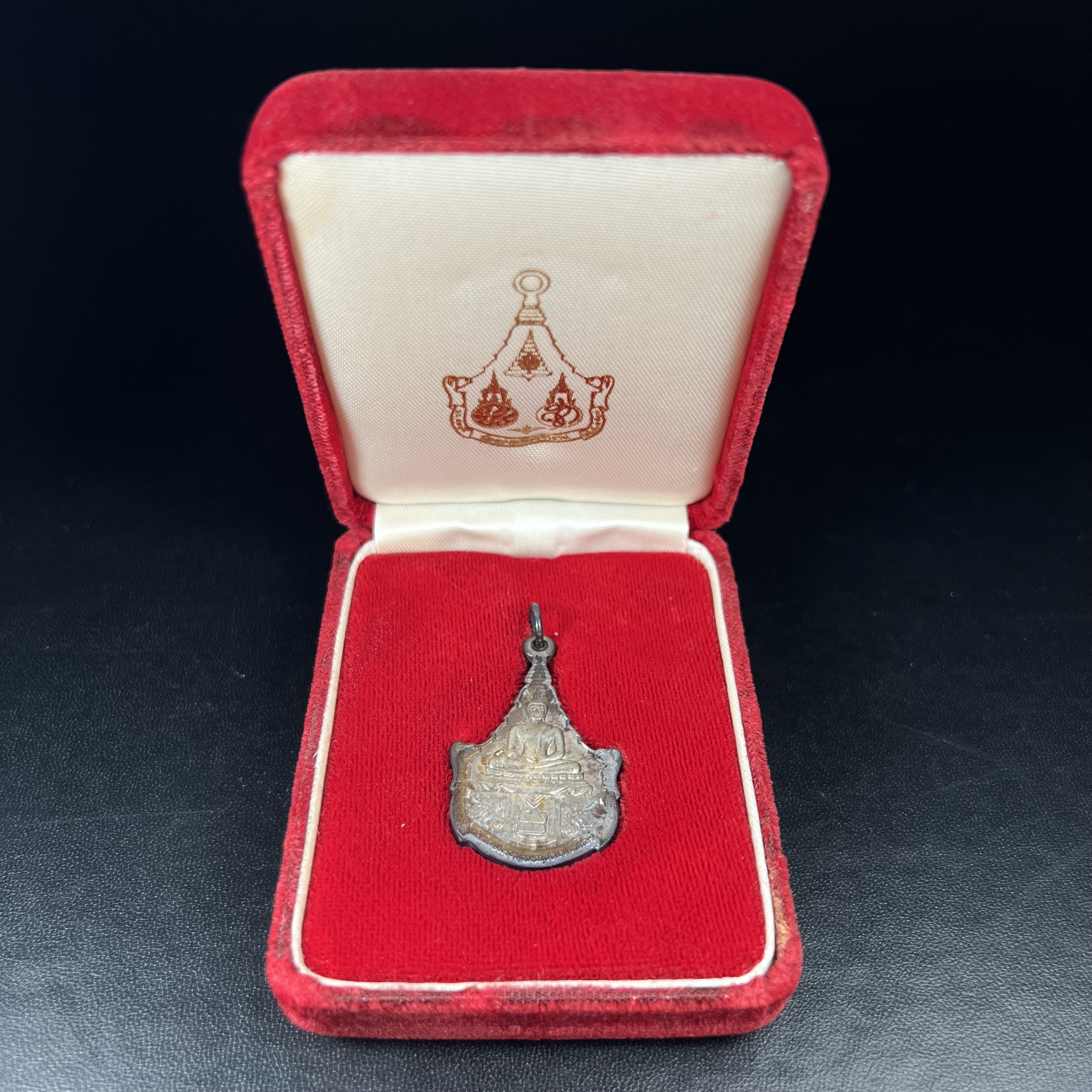 เหรียญพระพุทธญาณนเรศวร์ รุ่นแรก หลังพระปรมาภิไธย ภปร.และ สก.วัดญาณสังวราราม จ.ชลบุรี ปี 2527 เนื้อเงิน(ผิวเดิม ขึ้นรุ้งผิวน้ำทองกระจายทั่วเหรียญสวยมาก)ขนาด 2.3 x 3.8 ซม. พร้อมกล่องเดิม สมเด็จพระญาณสังวร ประธานในพิธีมหาพุทธาภิเษก(เนื้อเงินพบเจอน้อย หายาก)