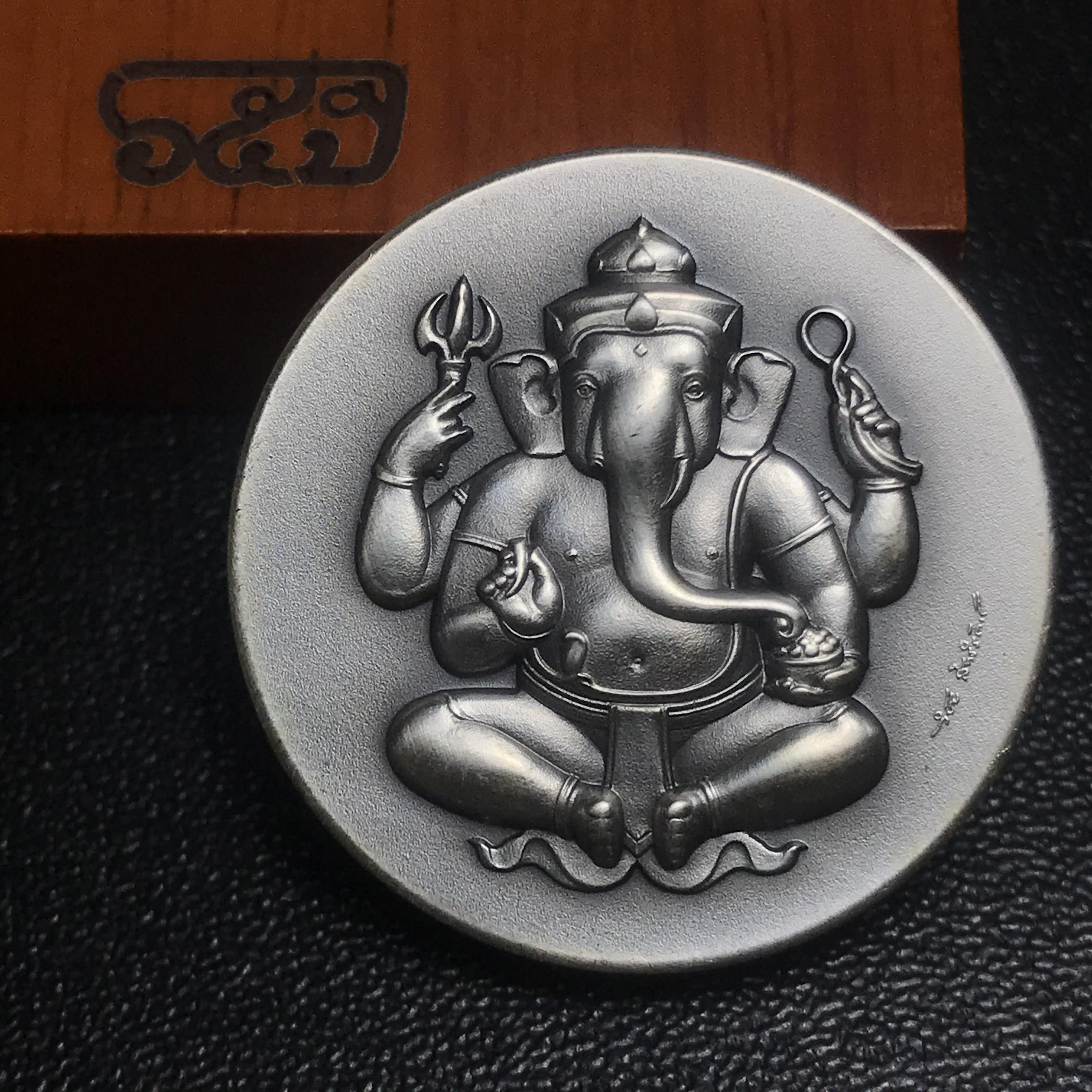 เหรียญพระพิฆเนศวร 65 ปี คณะจิตรกรรม มหาวิทยาลัยศิลปากร ปี2551 เนื้อเงินรมดำ ขนาด 28 มม. (ผลิตแบบ HandMade จากประเทศเยอรมนี)1 ใน 1000 เหรียญ