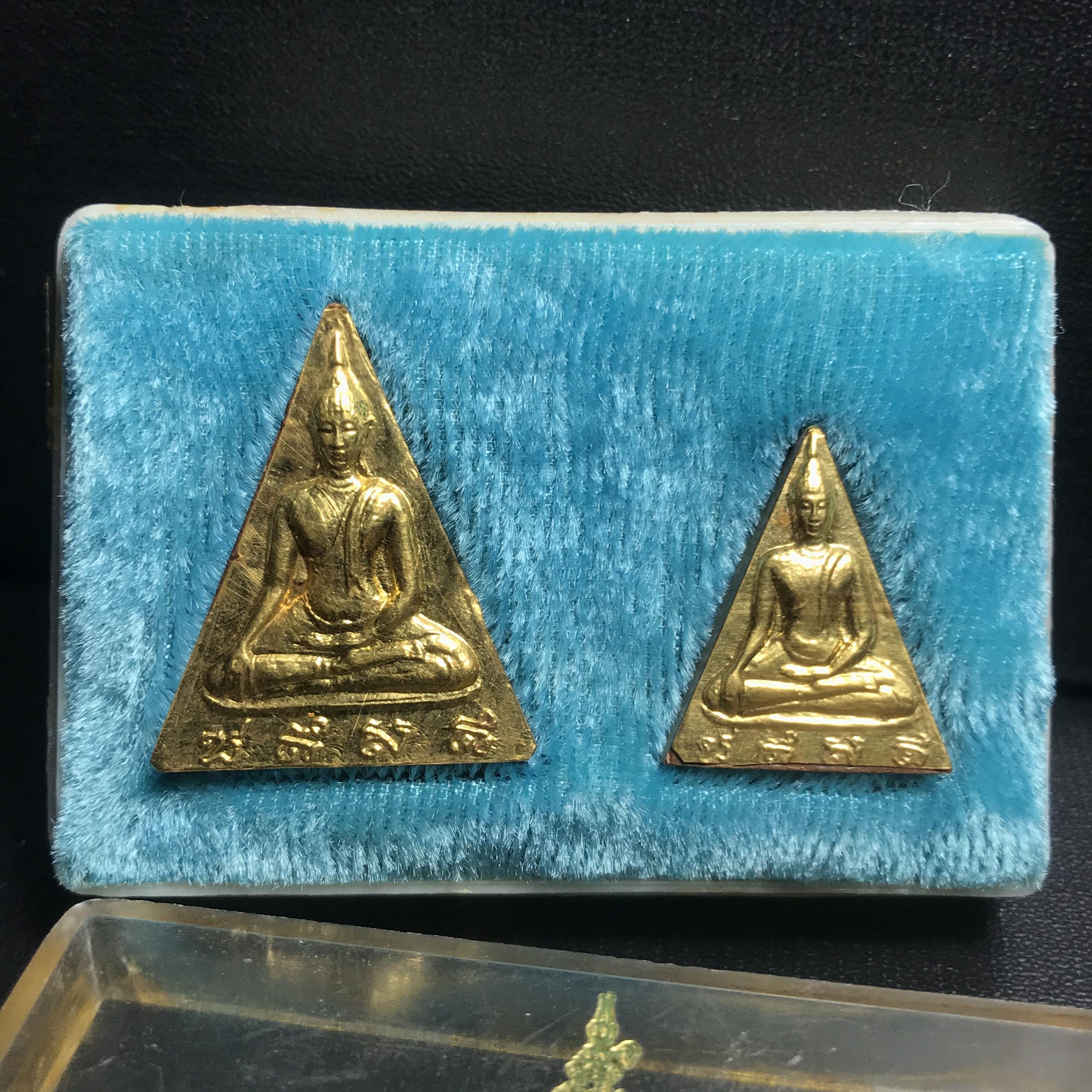 พระสมเด็จนางพญา สก. วัดบวรนิเวศวิหาร ปี2519 ชุดพิเศษกรรมการ หน้ากากทองคำ พิมพ์ใหญ่-เล็กกล่องบรรจุเดิม(ในหลวงรัชกาลที่9และสมเด็จพระราชินี เสด็จร่วมในพิธี)(พิธีใหญ่)(มวลสารดี)(พบเจอและหายากที่สุดในรุ่น)