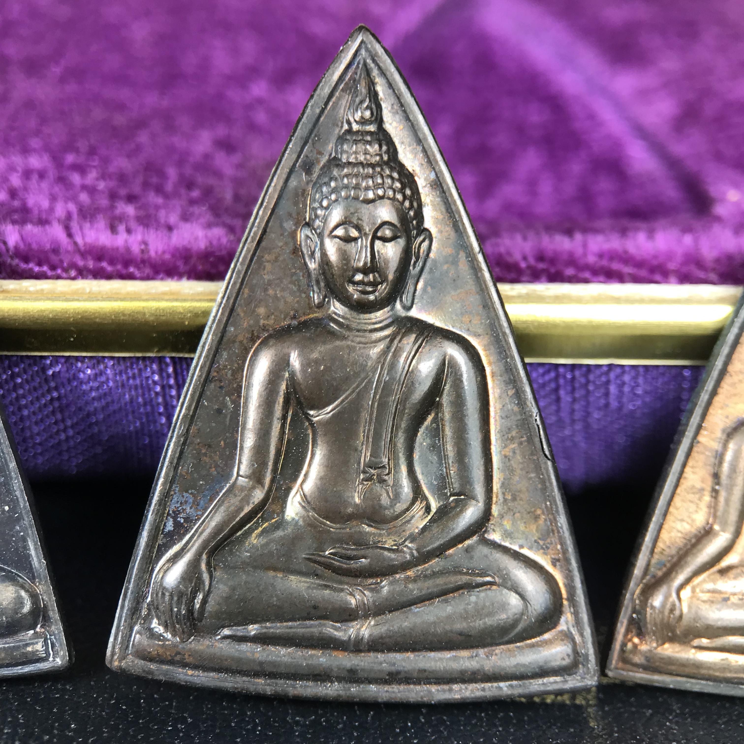 เหรียญสมเด็จนางพญาคุณากร หลัง ญสส. ปี 2532 ชุดเนื้อเงินและเนื้อนวโลหะ พิมพ์ใหญ่คู่พิมพ์เล็ก(ชุดพิเศษกรรมการ 1 ใน 500 ชุด) พิธีใหญ่ สภาพสวยผิวเดิมพร้อมกล่องบรรจุเดิมกำมะหยี่สีม่วงสัญลักษณ์ “สธ” สมเด็จพระเทพฯ ครบสมบูรณ์***ชุดแจกกรรมการพบเจอน้อย หายาก***