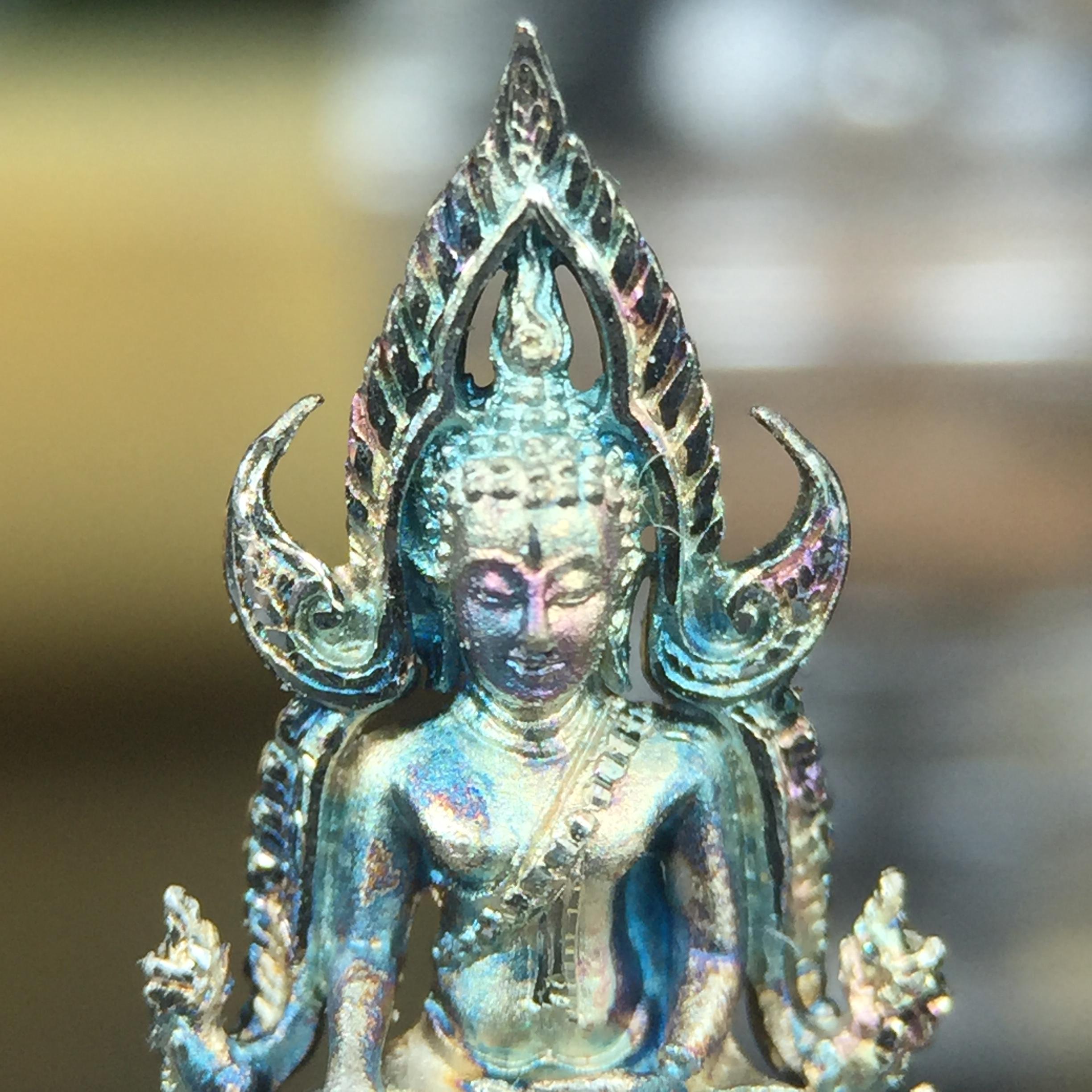 พระพุทธชินราช(จำลอง) ภปร. 84 พรรษา เนื้อเงินชุบทองคำขาว พิมพ์เล็กขนาดหน้าตัก 1/4 นิ้ว (สภาพผิวเดิมสวย ขึ้นสีรุ้งธรรมชาติ แบบนิยม)(พระราชทานมวลสาร จิตรลดาและเส้นพระเจ้า(เส้นผม))พุทธศิลป์ทรงคุณค่าอีกหนึ่งรุ่นยอดนิยม