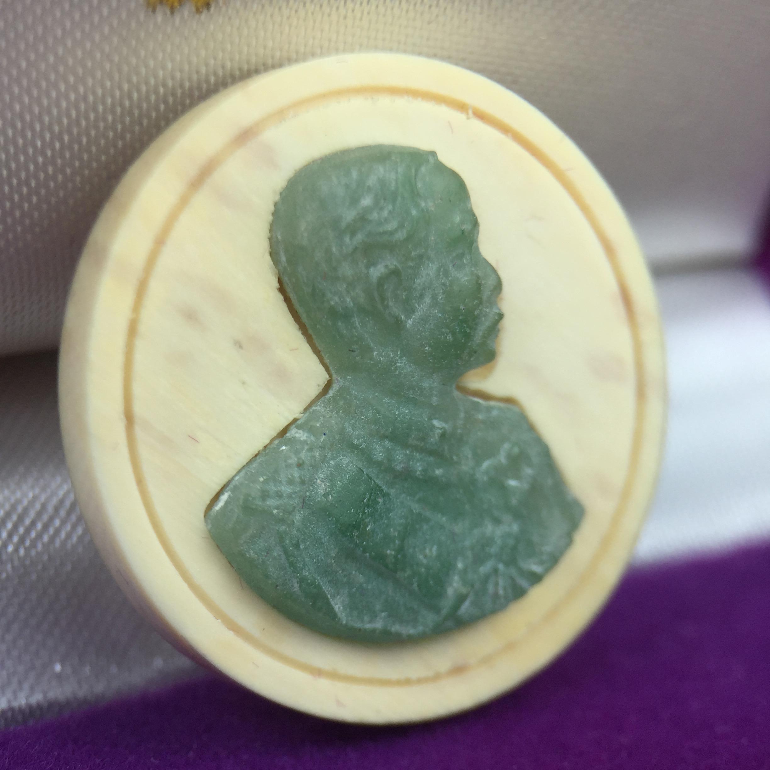 เหรียญรัชการที่ 5 แมมมอธหมื่นปี(หยก)หน้ากากแกะสลักจากเนื้อหยกแท้ มูลนิธิศรีรัตนโกสินทร์ 2 กรกฏาคม 2543 พิธีมังคลาภิเษก ณ พระอุโบสถวัดพระเชตุพนวิมลมังคลาราม(วัดโพธิ์)พร้อมด้วยเกจิอาจารย์ 108รูป(พิธีใหญ่)สภาพสวยพร้อมกล่องบรรจุเดิมครบ(วาระหายาก พบเจอน้อยมาก)