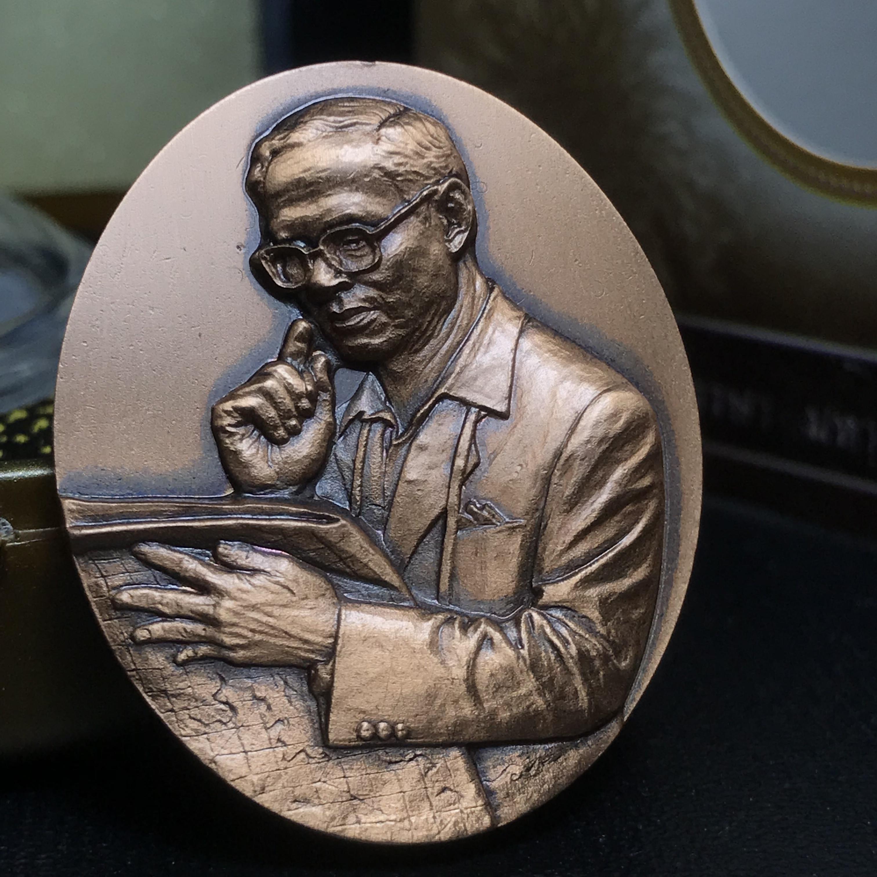 เหรียญรูปหล่อพระบาทสมเด็จพระเจ้าอยู่หัว ในหลวงทรงงาน “รุ่นเย็นศิระเพราะพระบริบาล 80พรรษา มหากษัตริย์คู่แผ่นดินสยาม” พ.ศ.2550 เนื้อทองแดงรมดำ(ขนาด 27*35 มม.)พร้อมกล่องบรรจุเดิมครบ