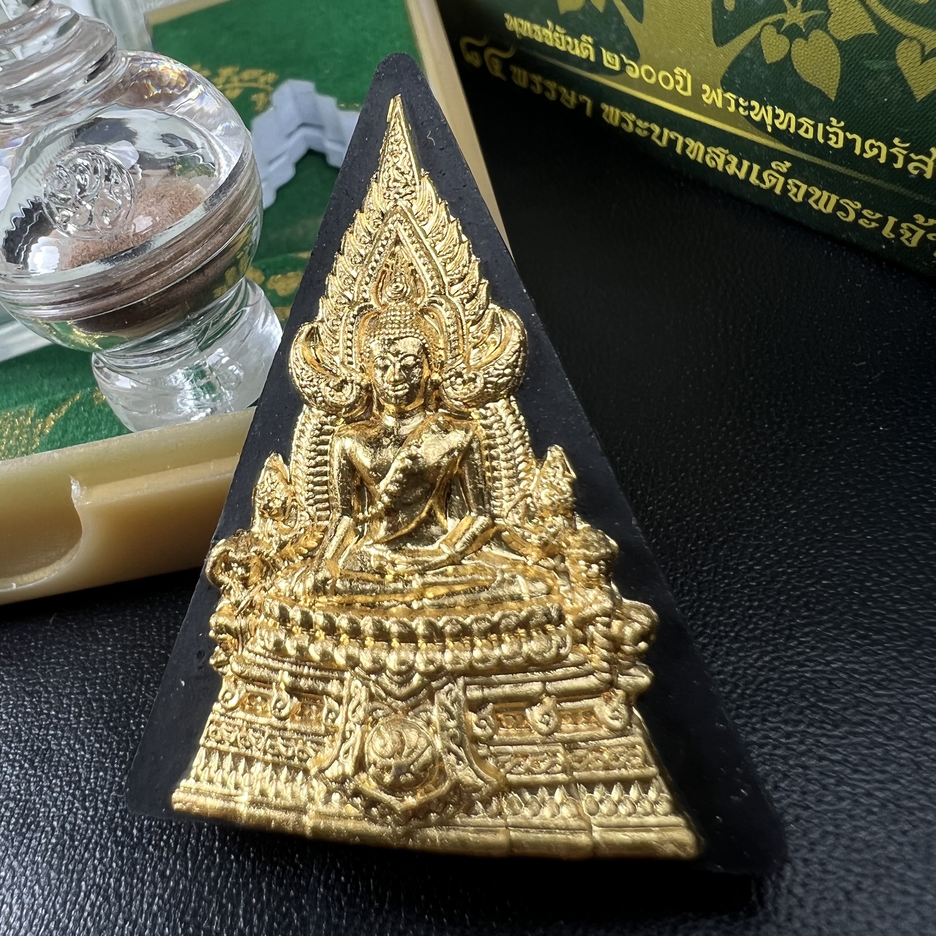 พระพุทธชินราช(จำลอง)ภปร. 84พรรษา เนื้อผงปิดทองด้านหน้า หลัง ภ.ป.ร. เงินชุบทองคำขาว(พระราชทานมวลสาร จิตรลดาและเส้นพระเจ้า ร.9(เส้นผม))