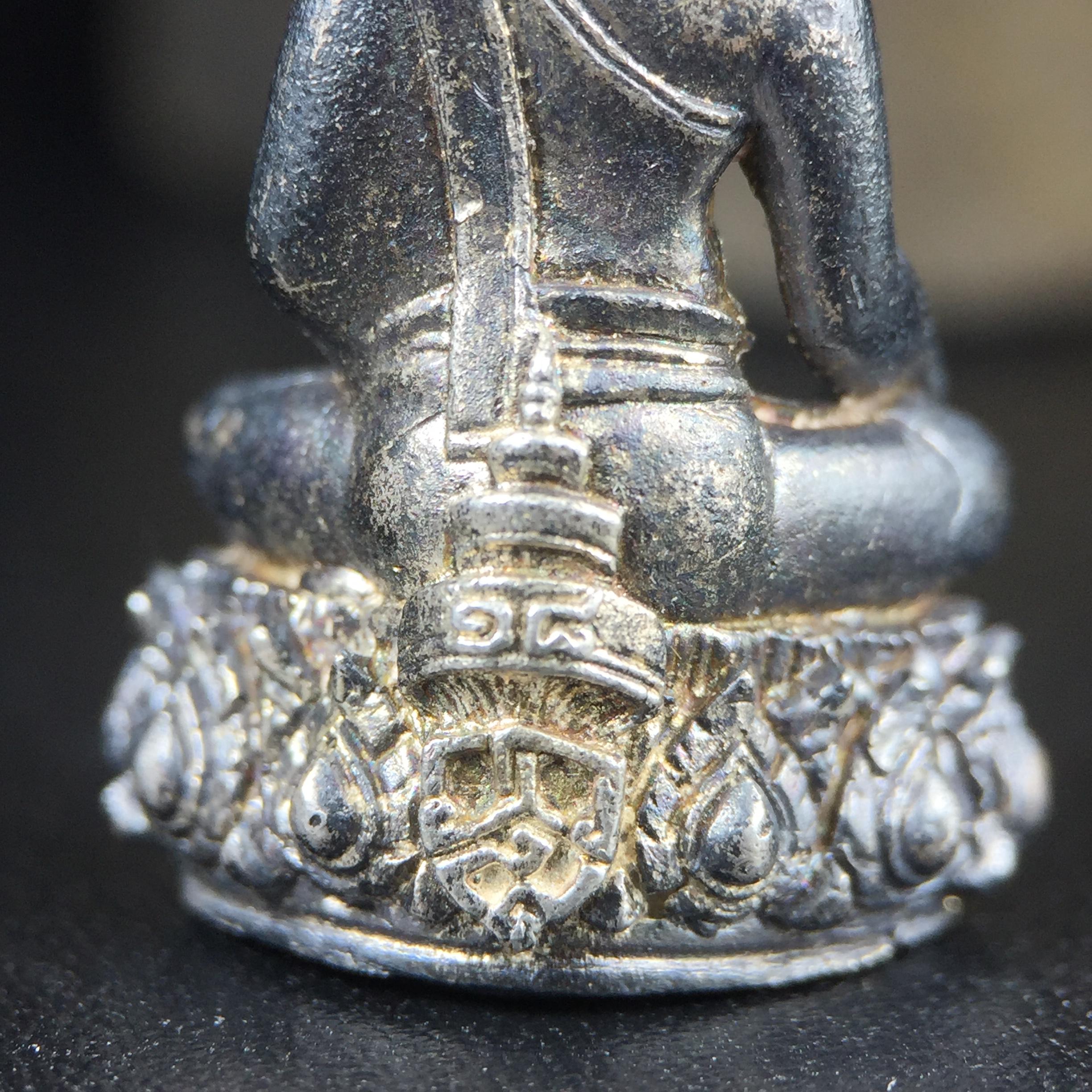 พระกริ่งวาสนา 80 พรรษา สมเด็จพระสังฆราช (วาสน์) วัดราชบพิธฯ ปี2521 เนื้อเงิน(ตอกหมายเลข)(ตอกโค๊ตพระปิดตา) โดยมีหลวงปู่โต๊ะ วัดประดู่ฉิมพลีร่วมปลุกเสก สภาพผิวเดิม สวยจัด แชมป์ๆพร้อมกล่องบรรจุเดิม(หายาก)