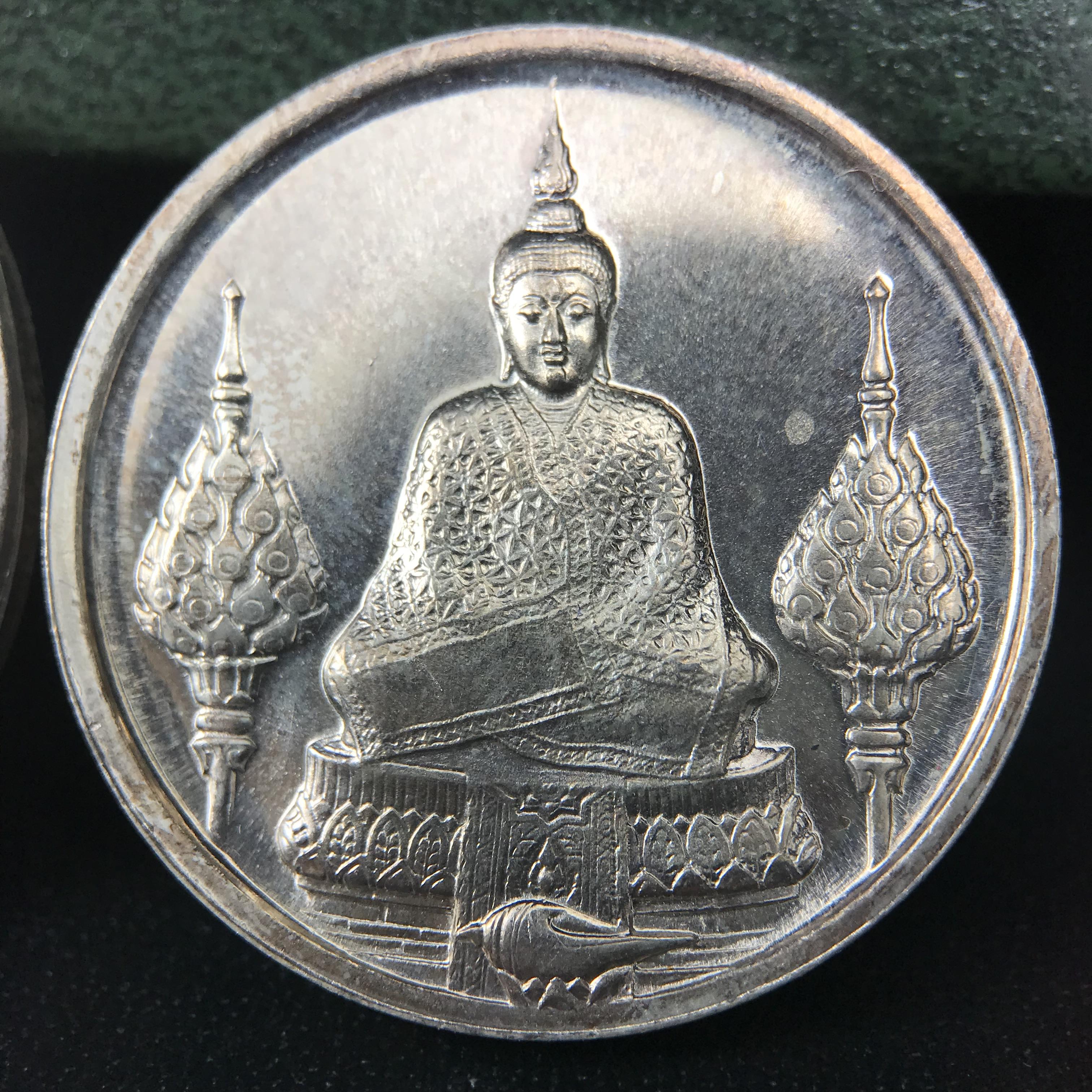 เหรียญพระแก้วมรกตหลัง ภปร. ฉลองกรุงรัตนโกสินทร์ครบ 200 ปี พ.ศ.2525 เนื้อเงินกล่องบรรจุเดิมครบ3พิมพ์(บล็อกพระราชศรัธา)(ในหลวงรัชกาลที่9 เสด็จในพิธี)พระคู่บ้านคู่เมือง...พระดี...พิธีใหญ่