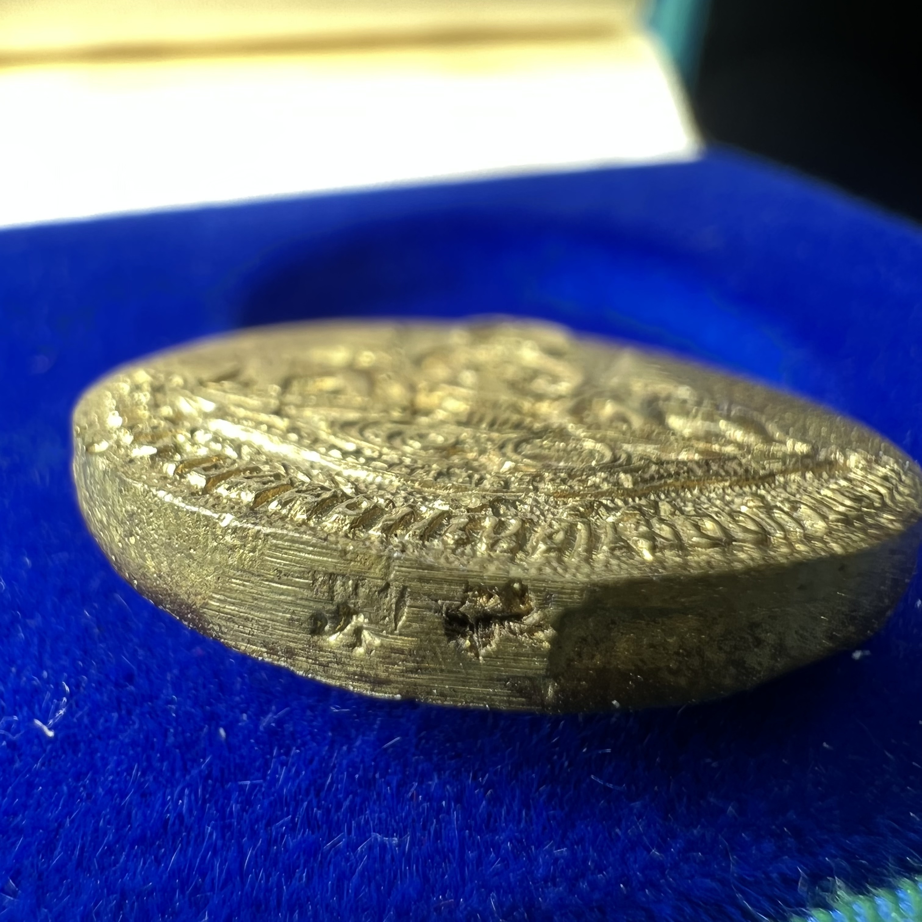 เหรียญรูปเหมือนพระญาณวิทยาคมเถร (หลวงพ่อคูณ ปริสุทโธ)ชุดกาญจนาภิเษกครองราชย์ครบ 50 ปี พิธี มังคลาภิเษก ณ วัดบวรนิเวศวิหาร ปี พ.ศ. 2538(จัดสร้างได้เหมือนหลวงพ่อคูณมาก มีรายละเอียดและความคมชัดสูง ลูกศิษย์ท่านไม่ควรพลาด วิจิตรศิลป์และพุทธศิลป์งดงาม)พิธีใหญ่