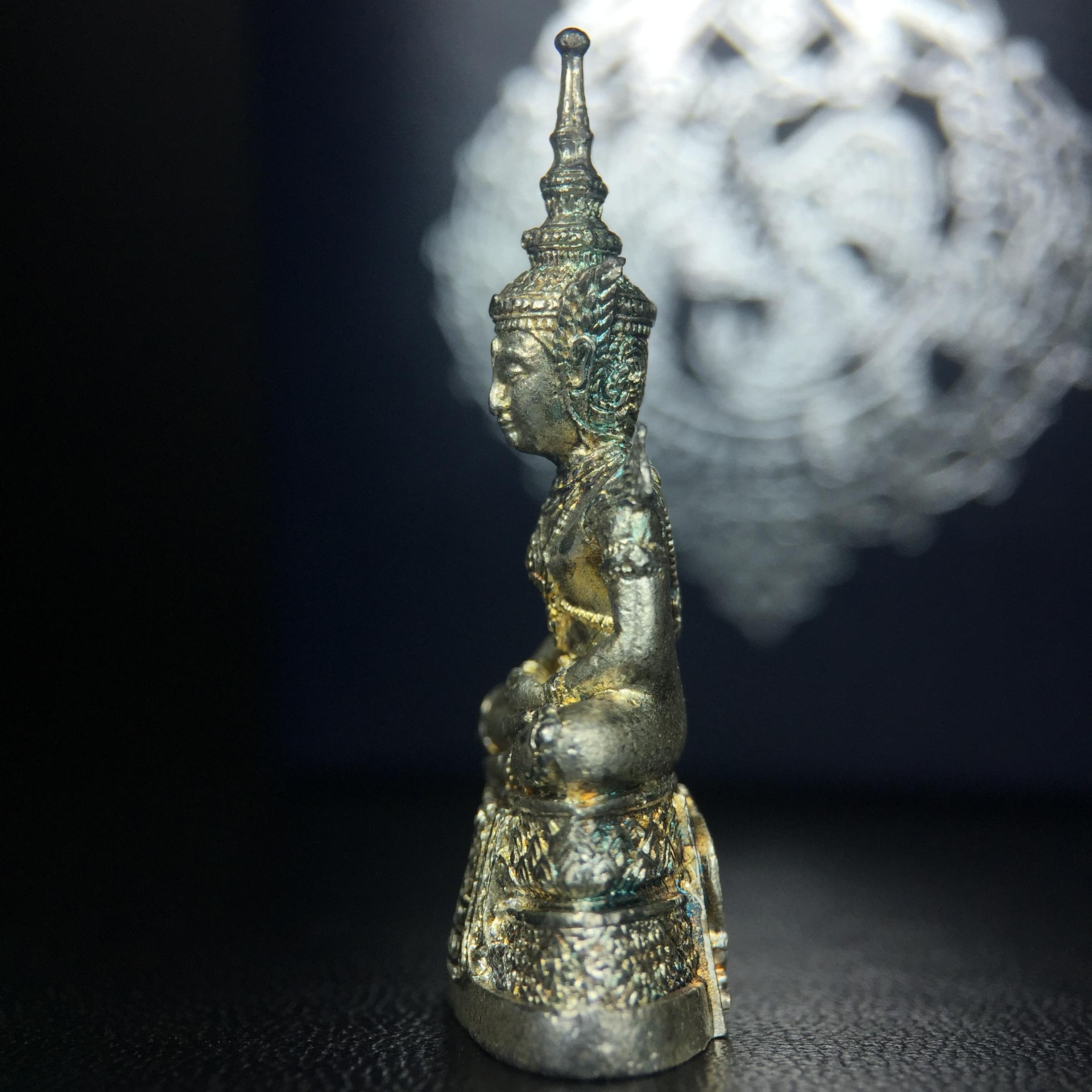 พระแก้วมรกต กรมสรรพสามิตจัดสร้างขึ้นเนื่องในโอกาสครบรอบ 64 ปีของกรมสรรพสามิต และเนื่องในวโรกาสที่พระบาทสมเด็จพระเจ้าอยู่หัวทรงครองราชย์ครบ50ปีเมื่อ พ.ศ.2539 เนื้อเงินทรายนวลขัดเงา(ผิวเดิมๆขึ้นสีรุ้งธรรมชาติสวย(สเน่ห์พระเนื้อเงินสีสันที่ธรรมชาติสรรค์สร้าง)