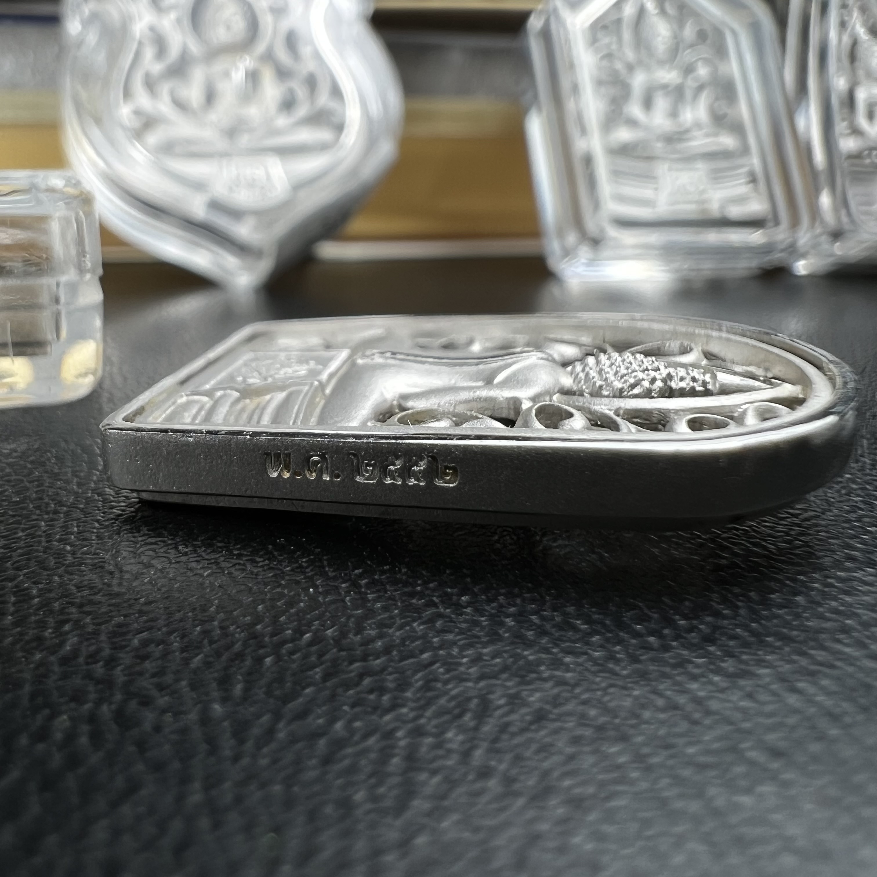 พระพุทธโสธร คุ้มเกล้าฯ ภปร.(ใต้ร่มพระบารมี คุ้มเกล้า) 60ปี รพ.ภูมิพลฯ พ.ศ.2552 เหรียญเนื้อเงิน ชุบทองคำขาว(พิมพ์ รูปอาร์ม+รูปใบมะขาม+รูปห้าเหลี่ยม+รูปสามเหลี่ยม)(1ชุด 4 พิมพ์ ครบทุกแบบที่จัดสร้าง)1 ใน 3000 เหรียญ ครบชุดหายาก