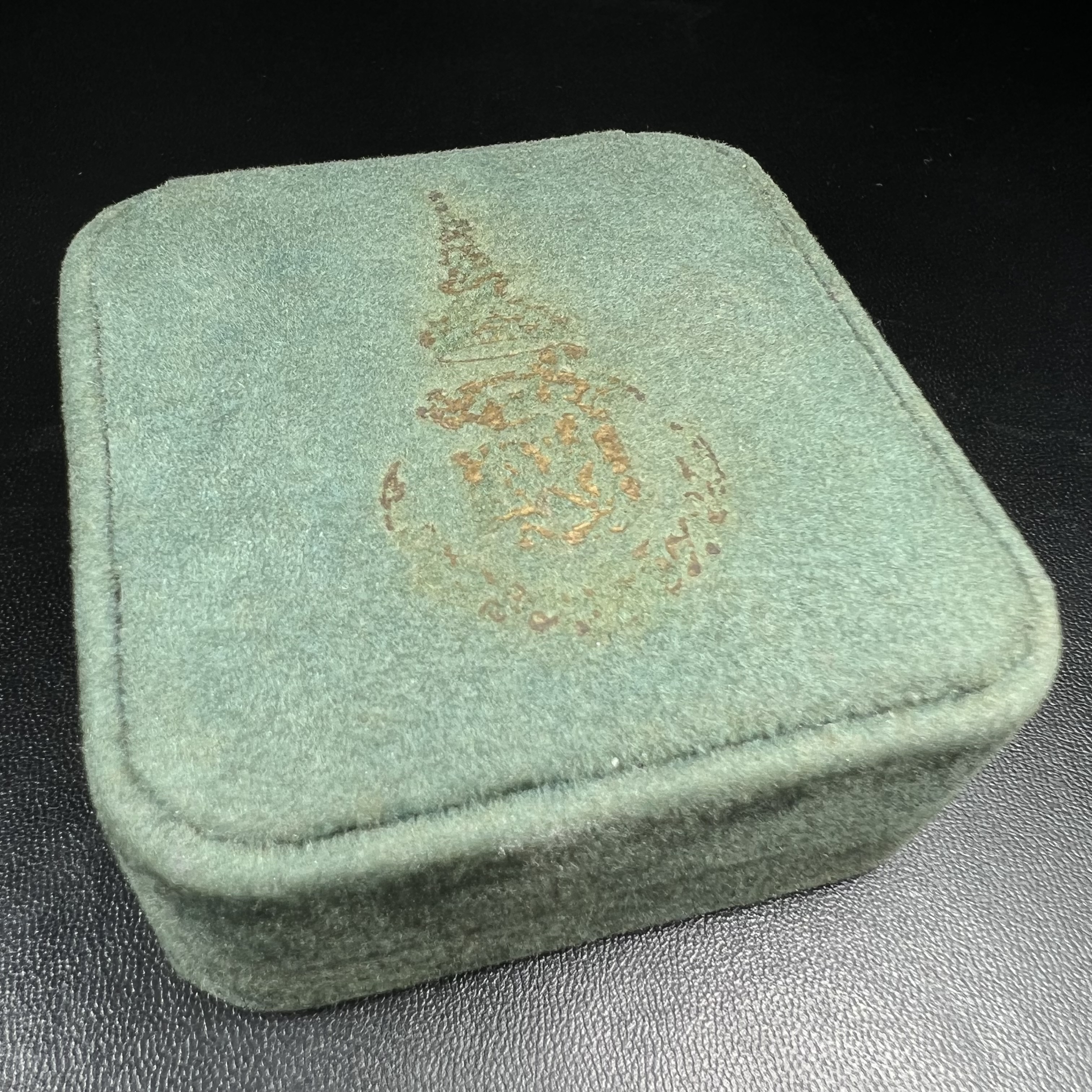 พระกริ่งไพรีพินาศ ตรากาญจนาภิเษก วัดบวรนิเวศวิหาร ที่ระลึกในหลวงรัชกาลที่9 ครองสิริราชสมบัติครบ 50 ปี เนื้อเงิน(สภาพผิวเดิม ขึ้นสีรุ้งธรรมชาติ สวยแบบนิยม)พร้อมกล่องบรรจุเดิม ครบ สมบูรณ์ ชุดพระราชทาน(หายาก)