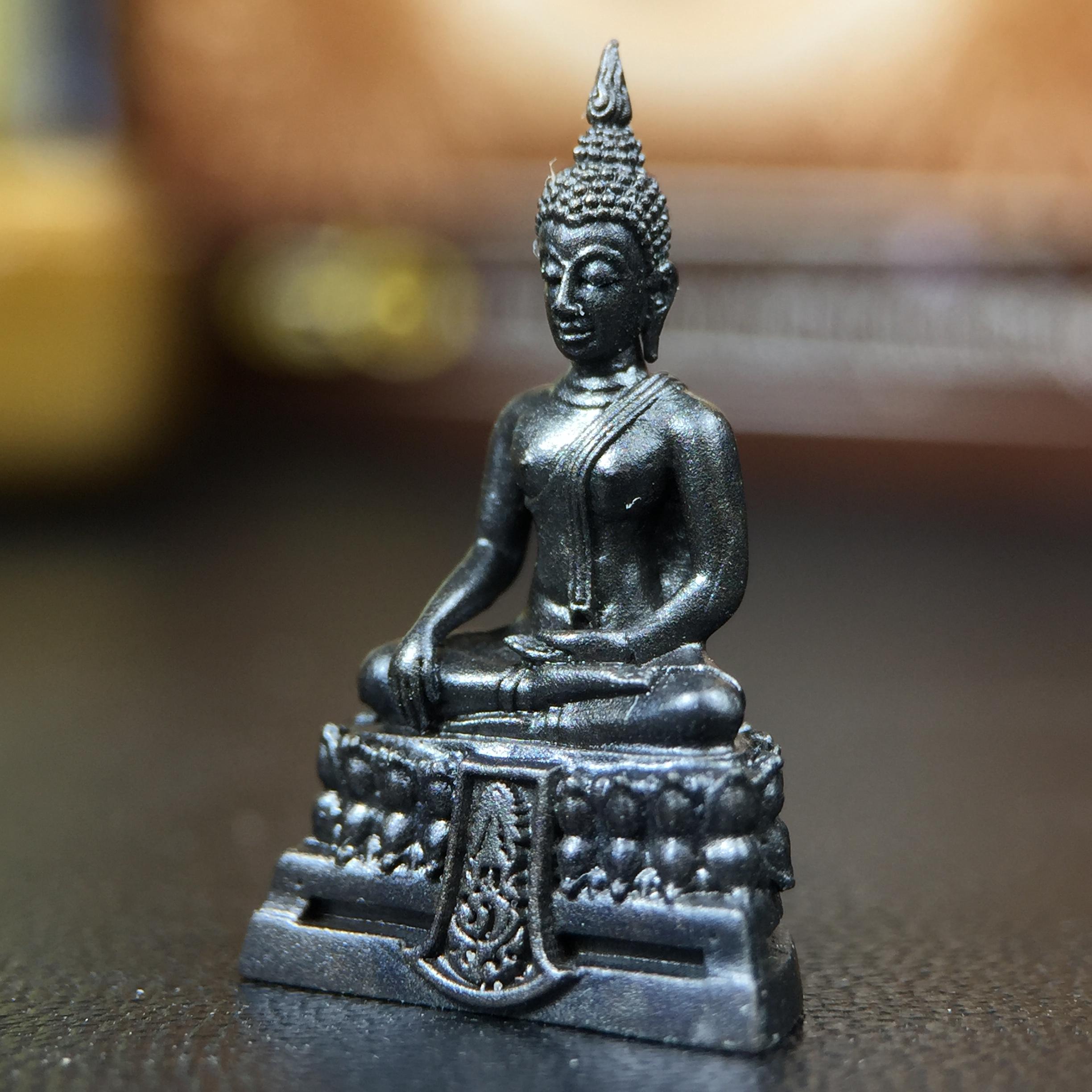 พระพุทธรูปคุ้มเกล้า ภปร. มหามงคล 80พรรษา “รุ่นเย็นศิระเพราะพระบริบาล 80พรรษา มหากษัตริย์คู่แผ่นดินสยาม” เนื้อนวโลหะรมดำ พิมพ์เล็ก ขนาด 10*21 มม.(โลหะชนวนพระ ภ.ป.ร.2508 และผงตะไบพระกริ่งปวเรศ 2530 มาร่วมในการจัดสร้างด้วย)