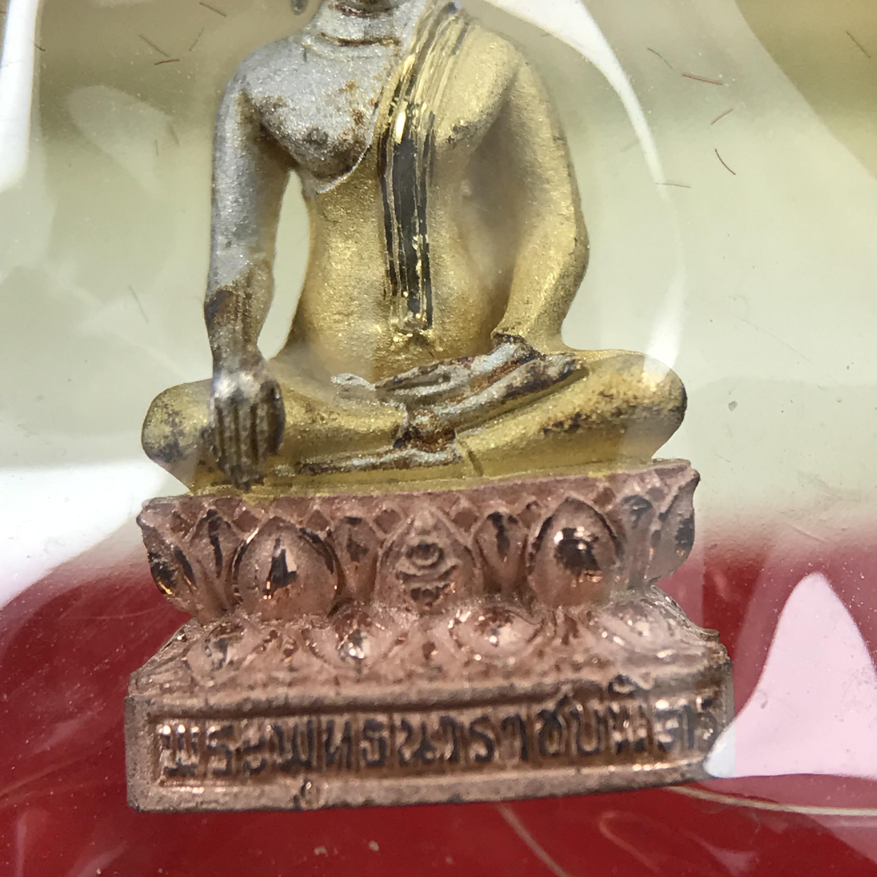 พระชัยวัฒน์พระพุทธนวราชบพิตร ครองสิริราชสมบัติครบ 50 ปี พ.ศ.2540 ขนาดสูง 1.9 ซม. เนื้อเงินสามกษัตริย์(ผิวเดิม)(ซีนซองเดิม) พร้อมกล่องบรรจุเดิมครบสมบูรณ์ 1ใน 9500 องค์(พุทธนวราชบพิตร นิมิตรหมายแห่งความสามัคคี ด้วยไมตรีแห่งองค์พระภูมิพล)