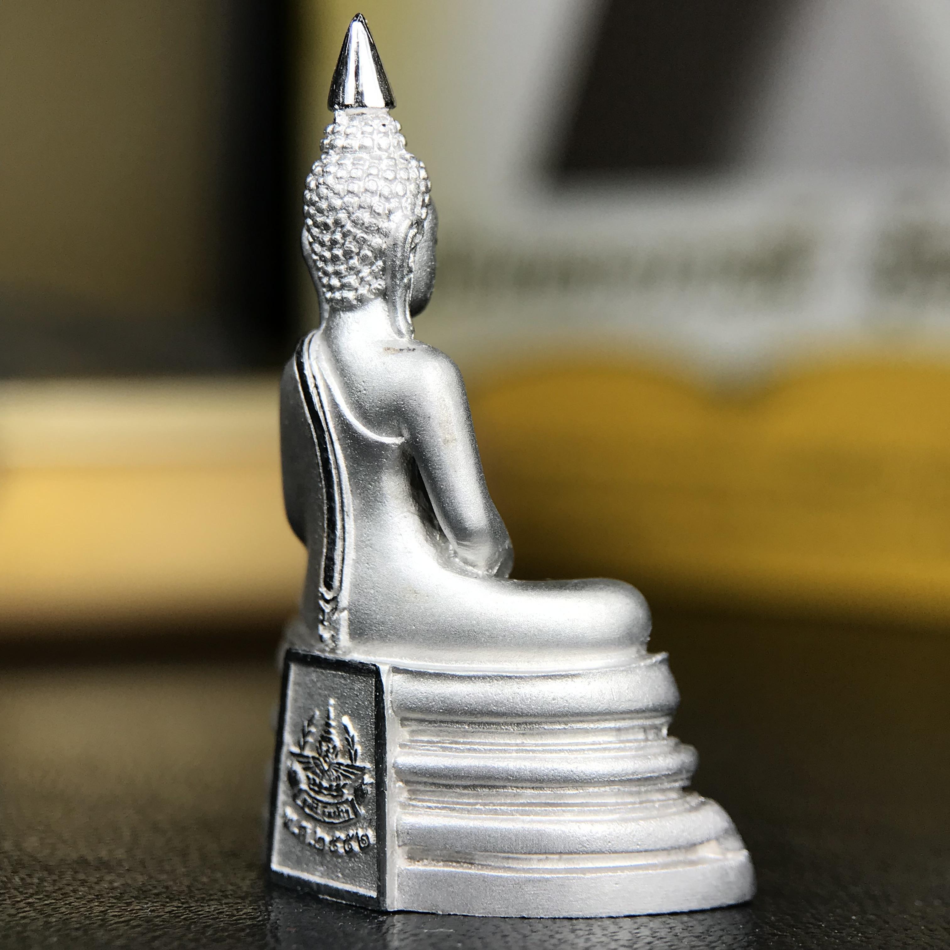 พระพุทธโสธร คุ้มเกล้าฯ ภปร.(ใต้ร่มพระบารมี คุ้มเกล้า) 60ปี รพ.ภูมิพลฯ พ.ศ.2552 เนื้อเงิน ชุบทองคำขาว(ลอยองค์พิมพ์ ใหญ่ ขนาด 30*20 มม.) 1 ใน 5000 องค์ หายาก