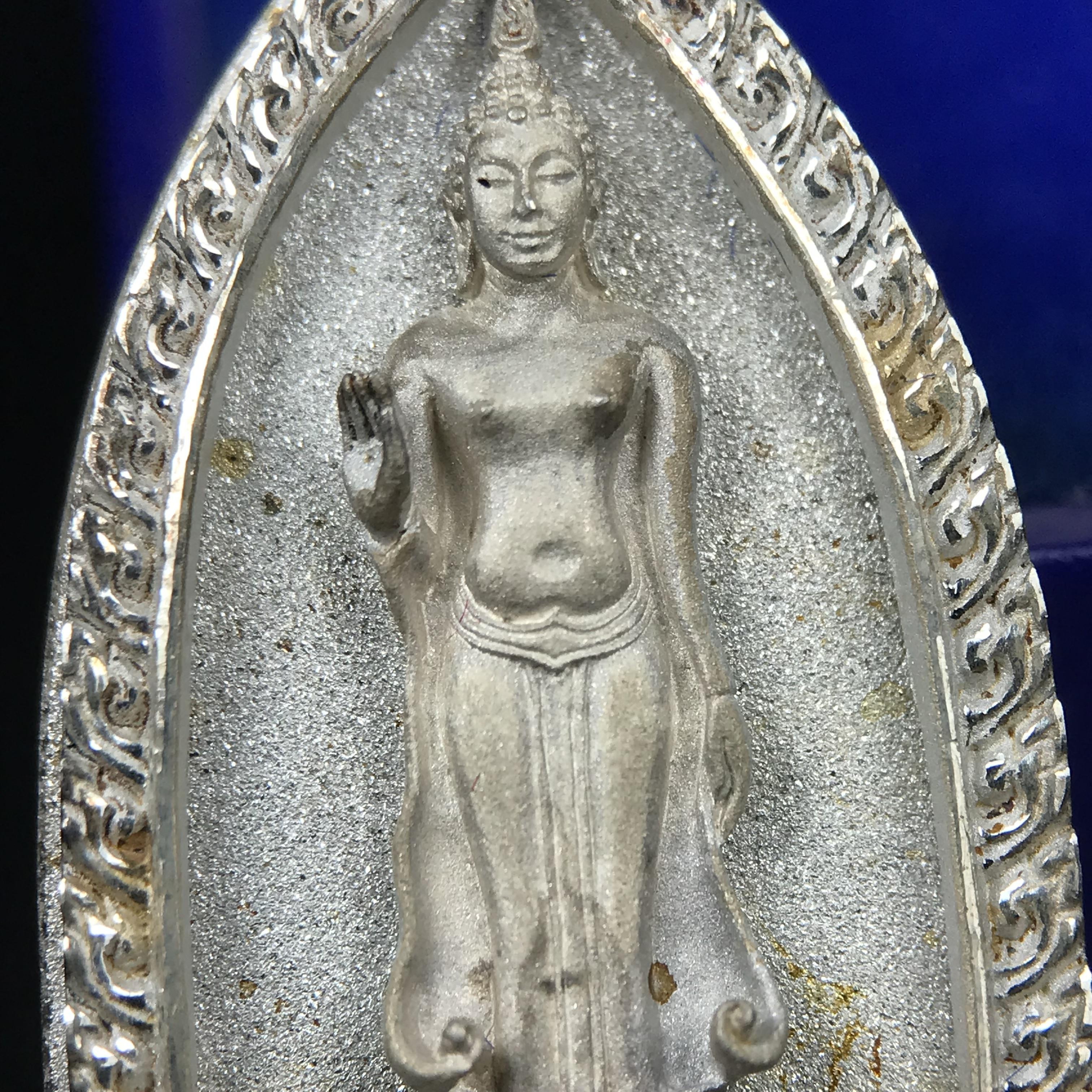 พระพุทธกาญจนพรสยามภูมิ ภปร. ปี 2539 เนื้อเงินพื้นทรายประกาย(ผิวเดิมสวย) พิมพ์ทรงใบขนุน ขนาด3.2ซม. พระพุทธรูปประจำพระชนมวาร รัชกาลที่9 ทรงโปรดเกล้าให้วิทยาลัยป้องกันราชอาณาจักร(วปอ.)สร้างในวโรกาสทรงครองสิริราชสมบัติครบ50ปี พ.ศ.2539(1ใน5000องค์)