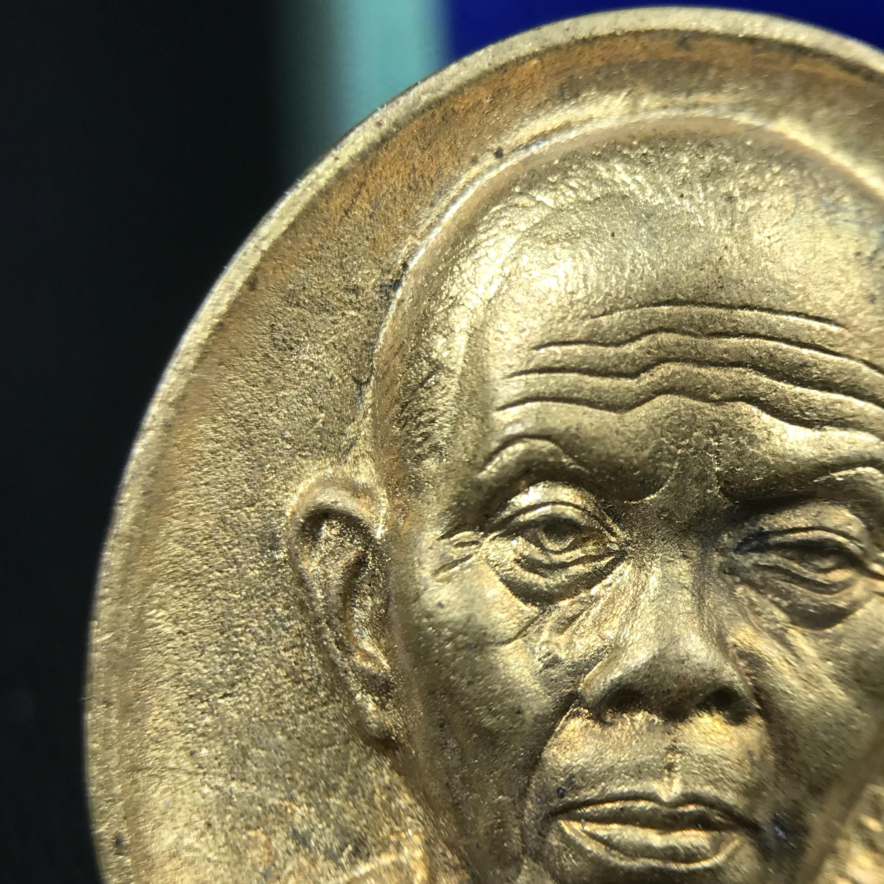 เหรียญรูปเหมือนพระญาณวิทยาคมเถร (หลวงพ่อคูณ ปริสุทโธ)ชุดกาญจนาภิเษกครองราชย์ครบ 50 ปี วัดบวรนิเวศวิหาร ปี พ.ศ. 2538 เนื้อบรอนซ์ทอง(จัดสร้างได้เหมือนหลวงพ่อคูณมาก มีรายละเอียดและความคมชัดสูง ลูกศิษย์ท่านไม่ควรพลาด วิจิตรศิลป์และพุทธศิลป์งดงาม)พิธีใหญ่