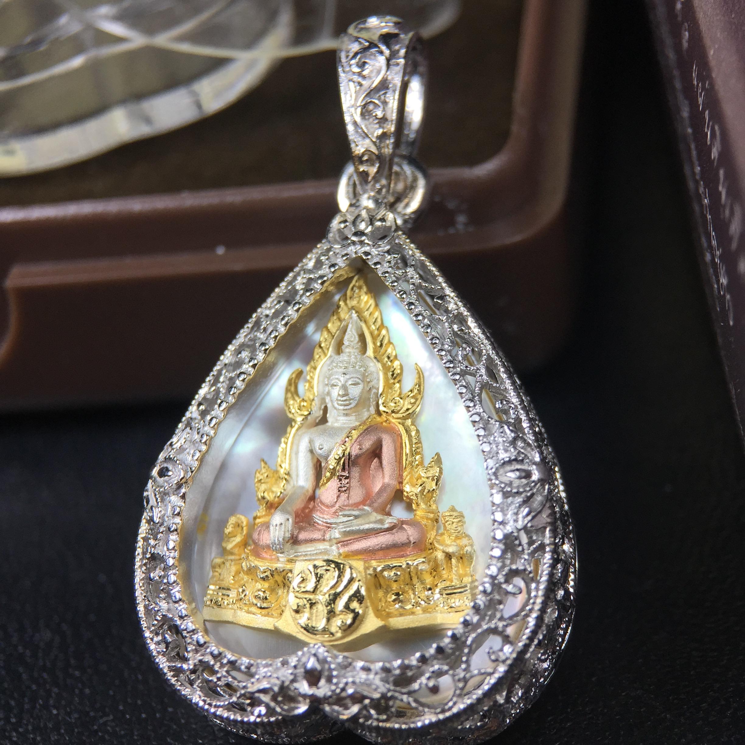 พระพุทธชินราช ภปร. โครงการ "เพราะแผ่นดินนี้ คือ แผ่นดินเกิด" ปี2548(รุ่นแรก) เหรียญทรงใบโพธิ์ ขนาด 21 x 29 มม. เนื้อเงินสามกษัตริย์ องค์พระชุบสามกษัตริย์ ล้อมด้วยกรอบเงินชุบทองคำขาวสลักเสลาเป็นลวดลายละเอียดอ่อน ส่วนพื้นองค์พระเป็นเปลือกหอยมุข