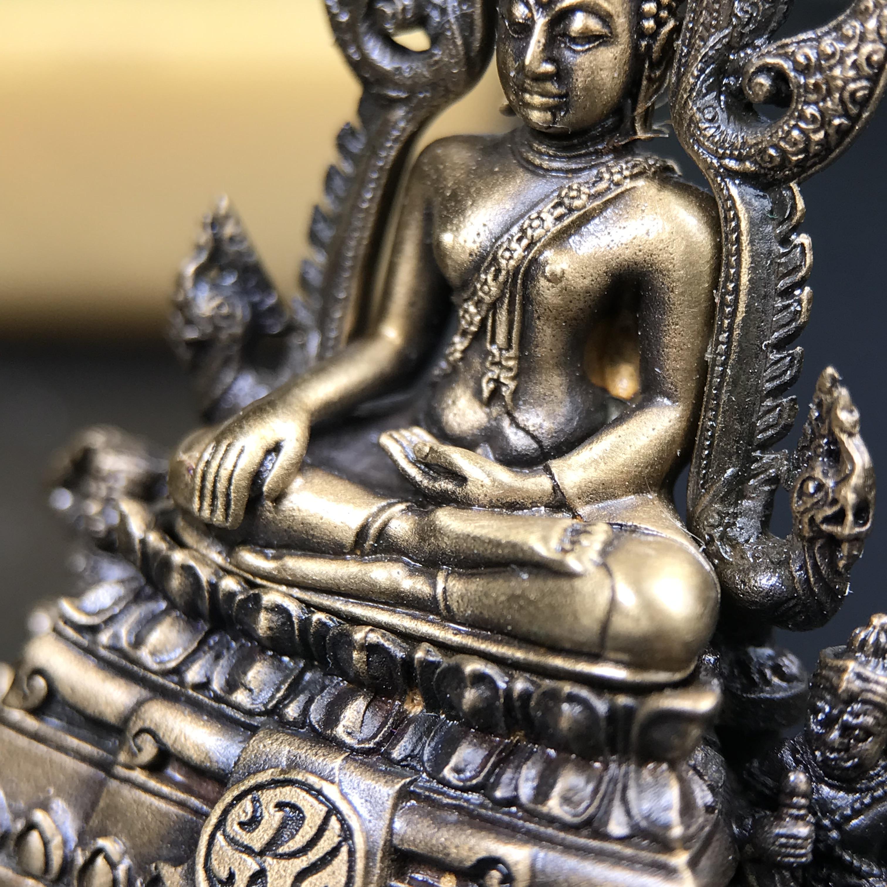 พระพุทธชินราช ภปร. 84 พรรษา ปี 2554 เนื้อบรอนซ์รมดำซาติน พิมพ์กลางขนาดหน้าตัก 1/2 นิ้ว(พระราชทานมวลสาร จิตรลดาและเส้นพระเจ้า(เส้นผม)รัชกาลที่9)พุทธศิลป์ทรงคุณค่าอีกหนึ่งรุ่นยอดนิยม(หมายเลข ๒๓๓๔))