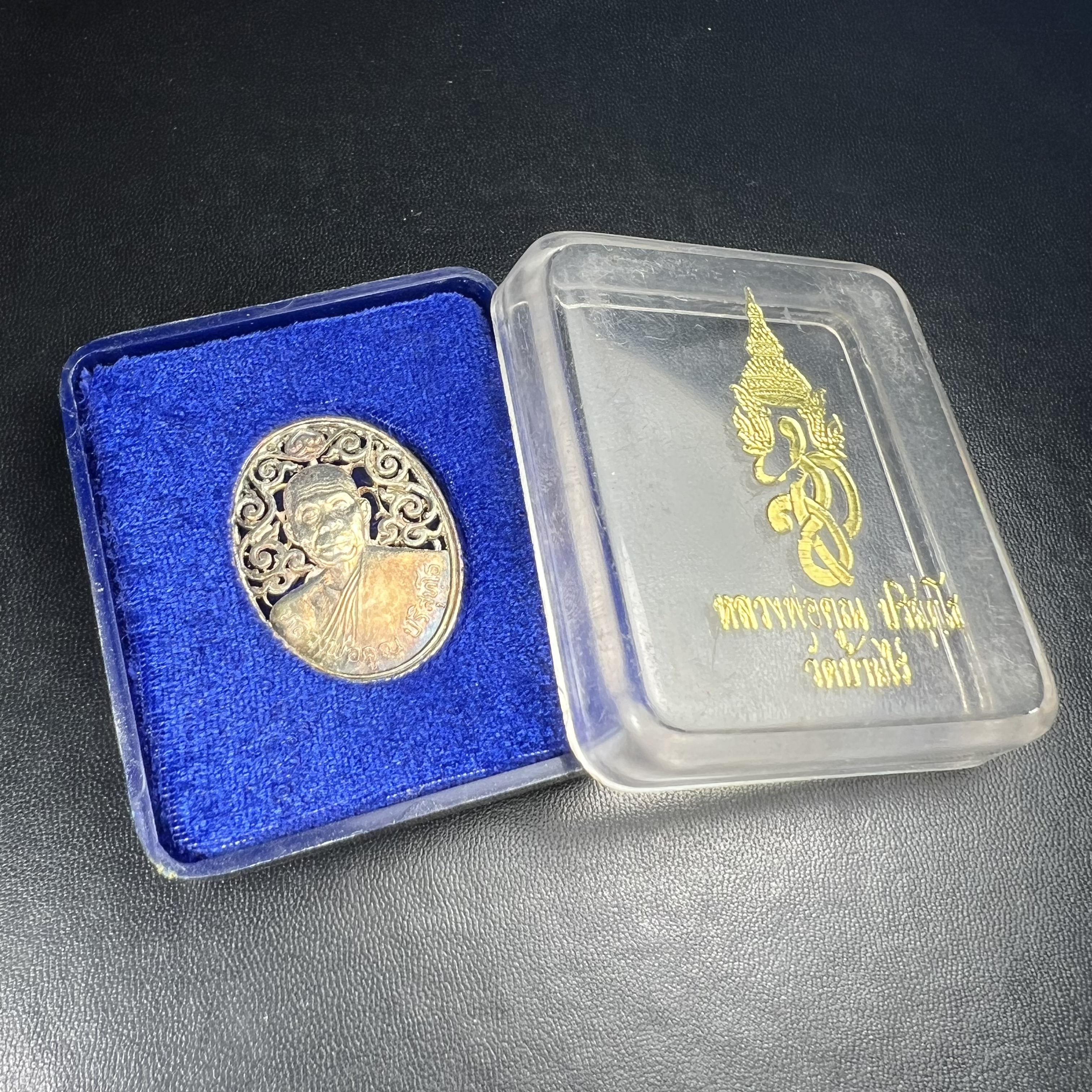 เหรียญหลวงพ่อคูณ ปริสุทโธ วัดบ้านไร่ รุ่น สก. ปี 2536 พิมพ์ลายฉลุ เนื้อเงิน(ผิวเดิมรุ้งสวยมาก) งานมหามงคลเฉลิมพระชนมพรรษา 5 รอบ สมเด็จพระบรมราชินีนาถ จัดสร้างโดย กองพลทหารราบที่๒ ทหารเสือราชินี รักษาพระองค์ (พิธีใหญ่ ประวัติชัดเจน อีกหนึ่งรุ่นยอดนิยม)