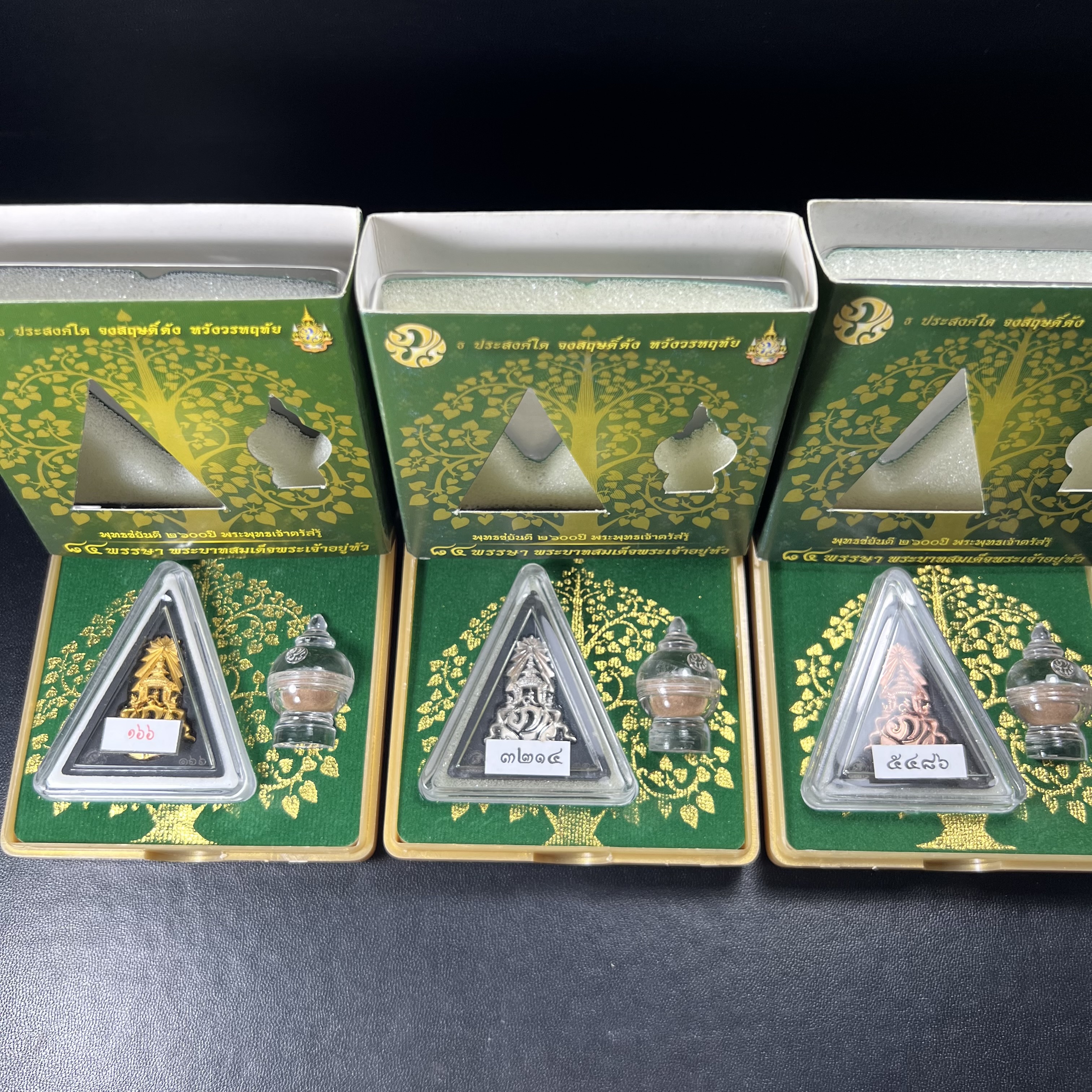 พระพุทธชินราช(จำลอง)ภปร. 84พรรษา เนื้อผงปิดทองด้านหน้า หลัง ภ.ป.ร. เนื้อทองคำ+เนื้อเงินชุบทองคำขาว+เนื้อทองแดง(1ชุด 3องค์)(พระราชทานมวลสาร จิตรลดาและเส้นพระเจ้า(เส้นผม)ในหลวงรัชกาลที่9)พุทธศิลป์ทรงคุณค่าอีกหนึ่งรุ่นยอดนิยม