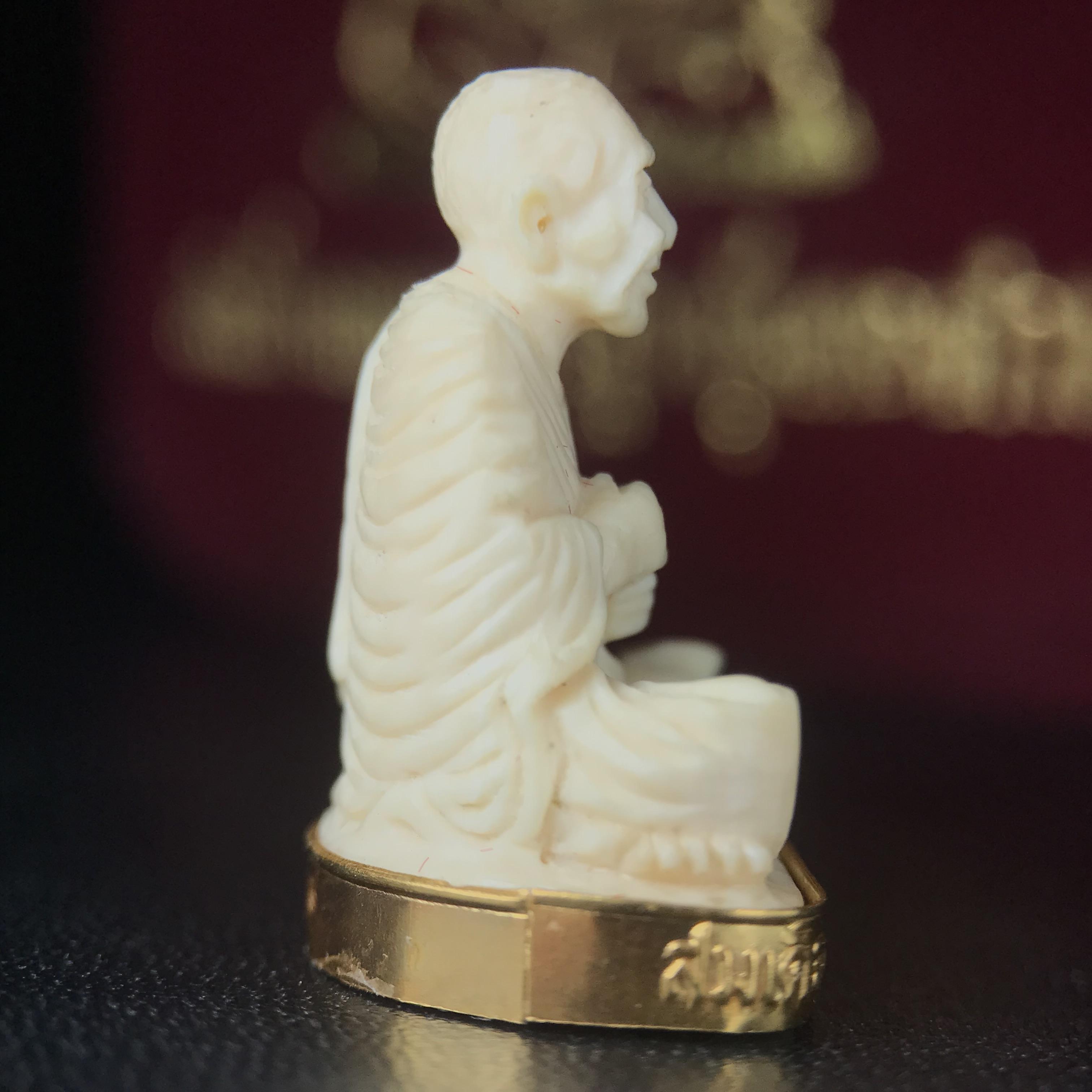 สมเด็จพระพุฒาจารย์ (โต พรหมรังสี) รุ่นคชสารหมื่นปี พ.ศ.2542 พิมพ์ลอยองค์(ฐานหุ้มทองคำ) ตอกโค๊ตและหมายเลข ๑๒๑๔ สภาพสวยสมบูรณ์กล่องบรรจุเดิมครบ (เลขสวยผลรวมได้แปด มีกินมีใช้ไม่มีหมด)(1ใน 9999 องค์)หายากพบเจอน้อยมาก