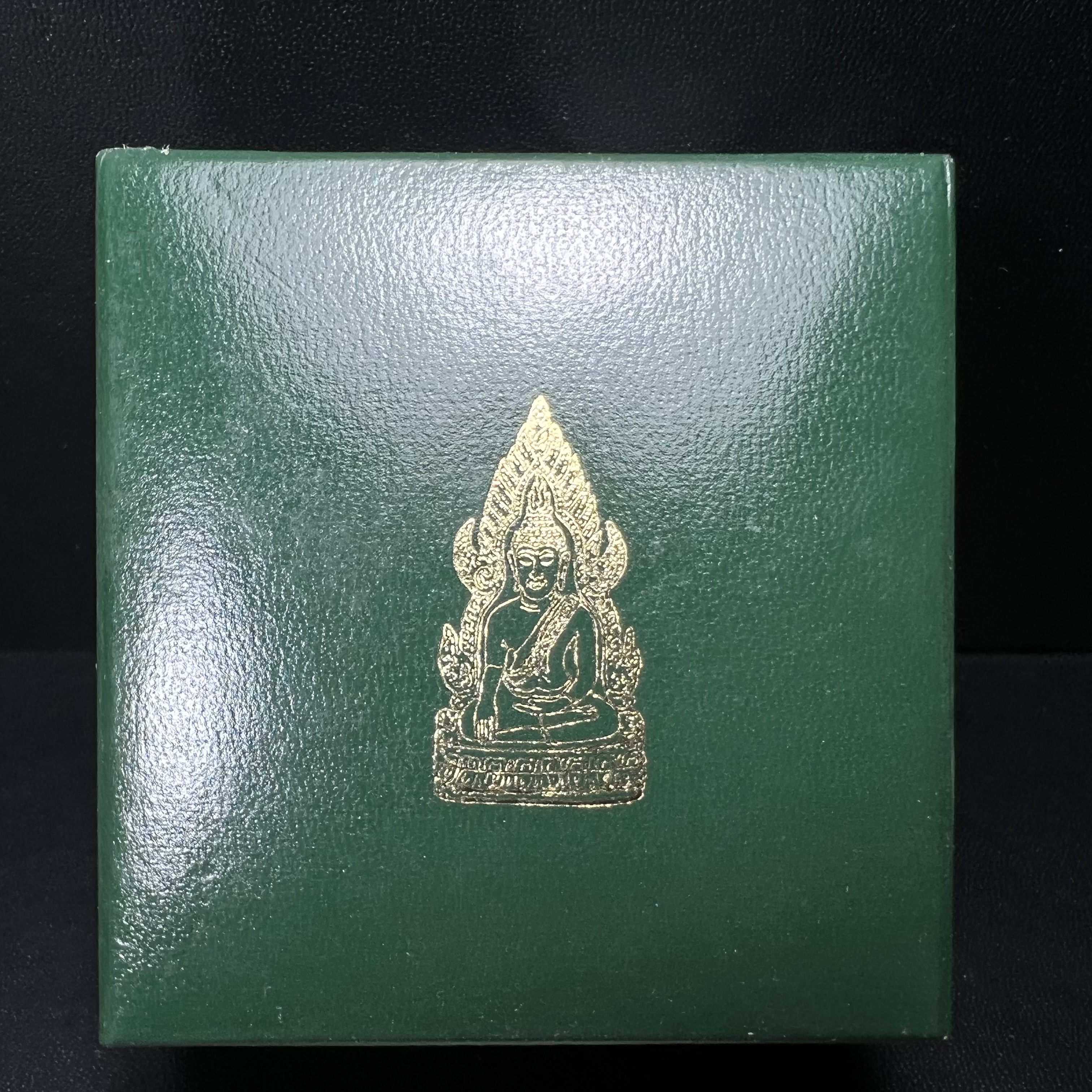 พระพุทธชินราช รุ่นมหาลาภ พิธีพุทธาภิเษกวัดพระศรีรัตนมหาธาตุวรมหาวิหาร จ.พิษณุโลก ปี 2540 เนื้อเงินบริสุทธิ์ 99.9% (นวลเงา)(สภาพผิวเดิมขึ้นสีรุ้ง สวยมากๆเสน่ห์พระเนื้อเงิน สีสันที่ธรรมชาติสรรค์สร้าง) พร้อมกล่องบรรจุเดิม (องค์หมายเลข 11411)(เลขกระจก)นิยม