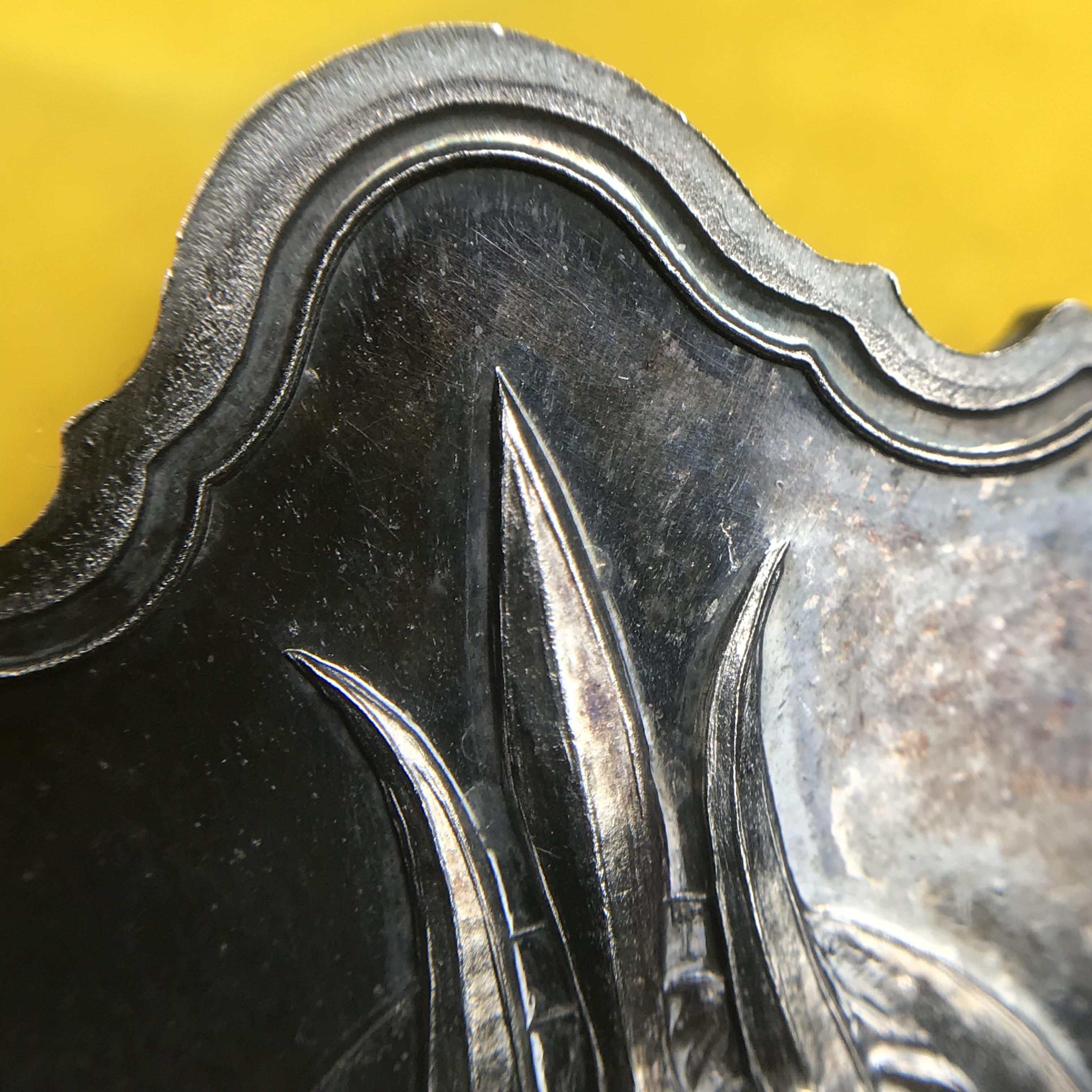 เหรียญพระบาทสมเด็จพระเจ้าอยู่หัว รัชกาลที่9ประทับนั่งบัลลังก์ กระทรวงมหาดไทยจัดสร้าง ปี2539 เนื้อเงินกล่องบรรจุเดิมสภาพสวย เนื้อเงินผิวเดิมขึ้นสีรุ้งธรรมชาติ แบบนิยม หายาก