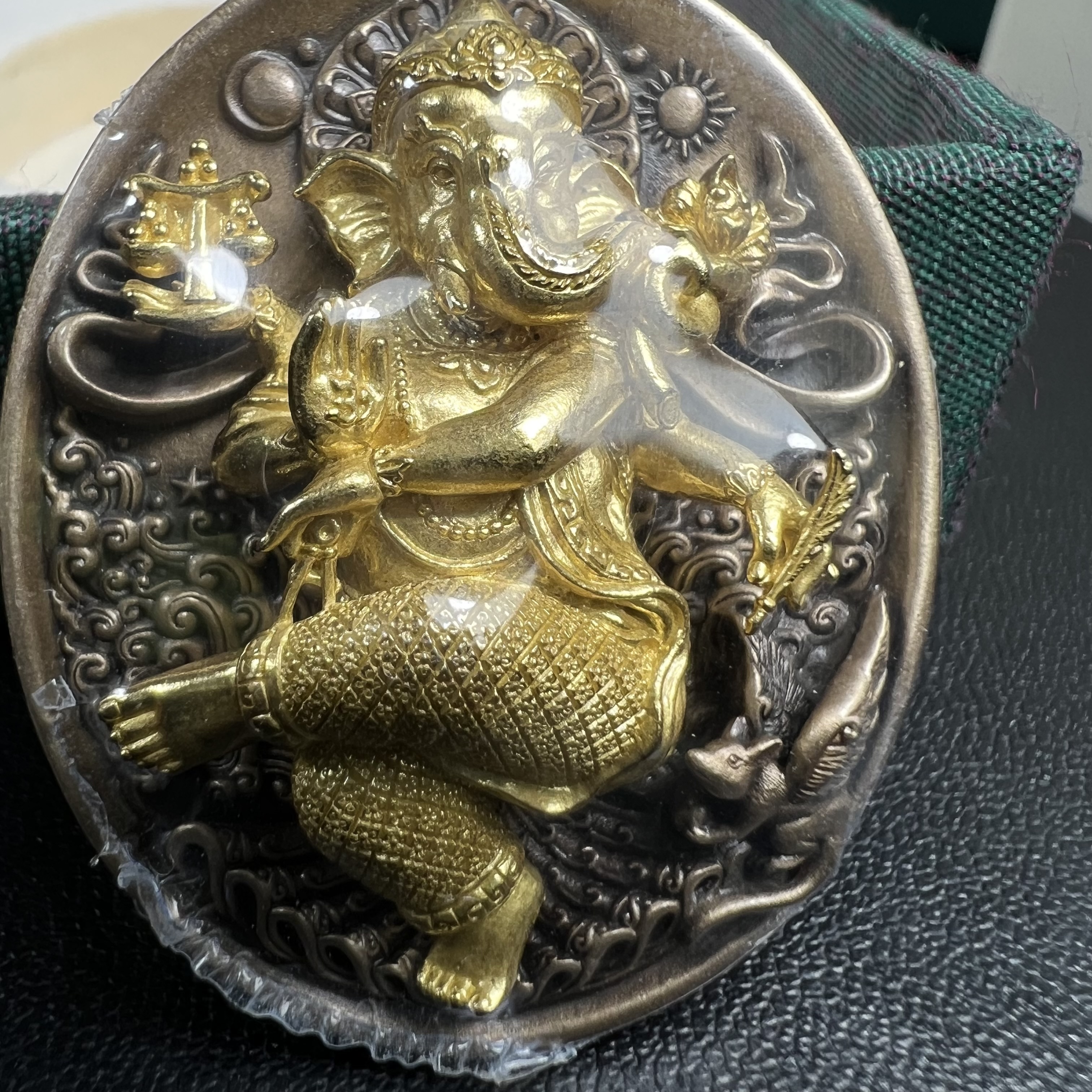 พระพิฆเนศ ประทานศิลป์ ที่ระลึกครบรอบ 50 ปี กลุ่มบ.แพรนด้าจิวเวลรี่ เนื้อบรอน์3กษัตริย์ ออกแบบได้สวยวิจิตรงดงาม ได้อัญเชิญมวลสารอันเป็นมงคลที่ได้ปลุกเสกแล้ว หลอมรวมเป็นเนื้อเดียวกับเหรียญ เพื่อความเป็นศิริมงคล สถิตย์สถาพร สืบไป