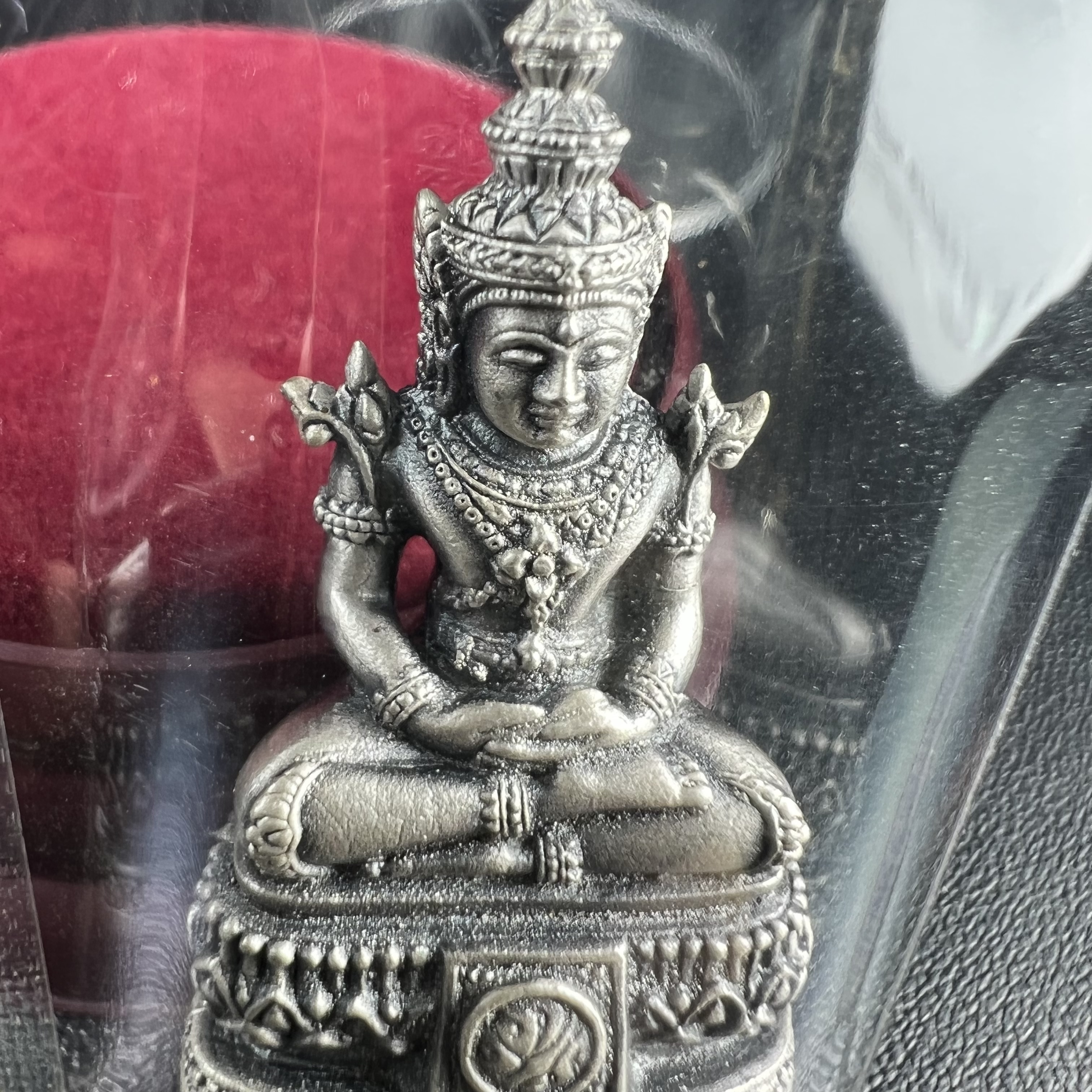 พระแก้วมรกต ภปร.(รุ่นแรก) ปี2545 รุ่นฉลองกรุงรัตนโกสินทร์ครบ 220 ปี พิมพ์ลอยองค์ใหญ่ เนื้ออัลปาก้า ชุบเงินลงดำ ขนาด 19*35 มม. พร้อมครอบตั้งโชว์เดิม องค์พระซีนซองเดิม สวยครบสมบูรณ์