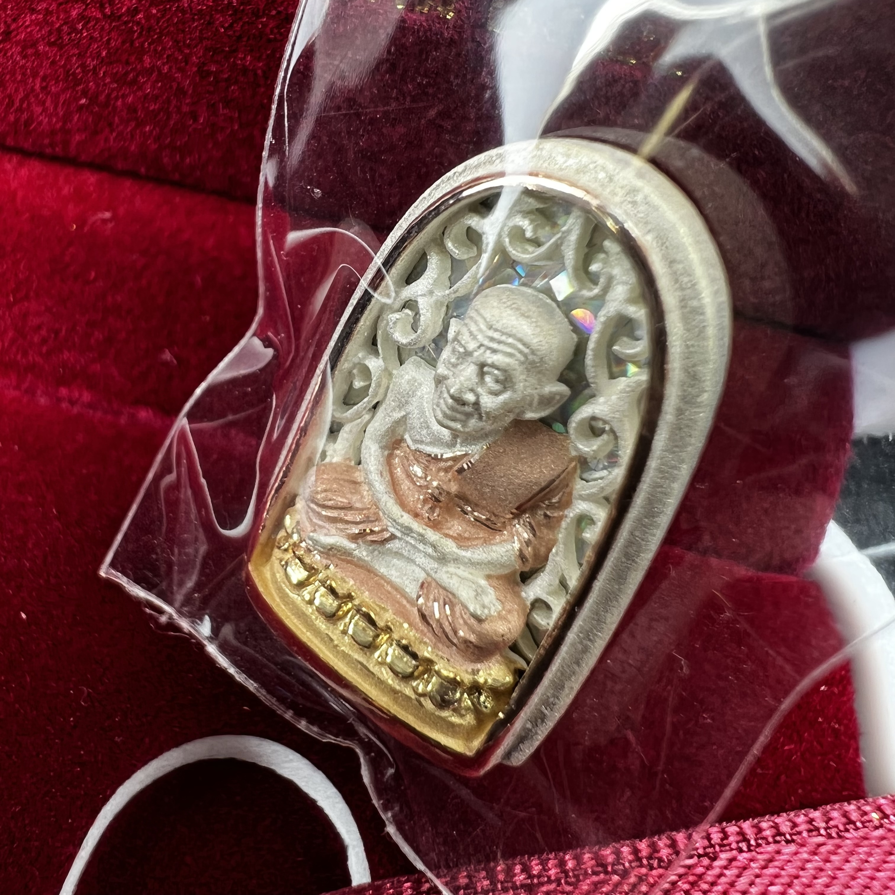 เหรียญหลวงพ่อทวด รุ่น มงคลบารมี วัดประสาทบุญญาวาส ปี 2545 เนื้อเงินสามกษัตริย์ พิมพ์ทรงพระรอด(ขนาด 2.2*1.5 ซม.)ฉลุลายฉากพื้นหลังสามมิติเปลือกหอยมุกสวยงาม ตอกโค๊ต ก(กรรมการ)พร้อมกล่องบรรจุเดิม