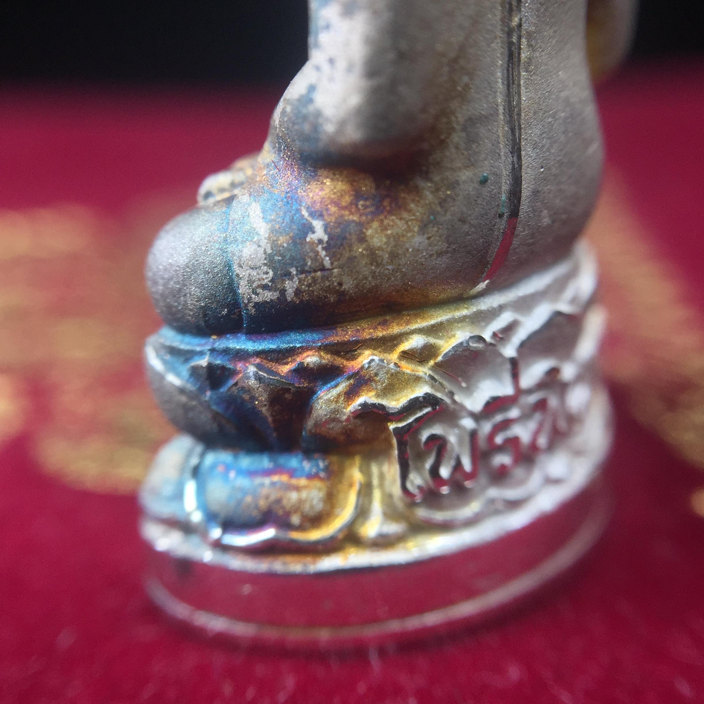 พระกริ่งไพรีพินาศ ตรากาญจนาภิเษก วัดบวรนิเวศวิหาร ที่ระลึกในหลวงรัชกาลที่9 ครองสิริราชสมบัติครบ 50 ปี เนื้อเงิน(สภาพผิวเดิม ขึ้นสีรุ้งธรรมชาติ สวยแบบนิยม)พร้อมกล่องบรรจุเดิม หมายเลข 5493