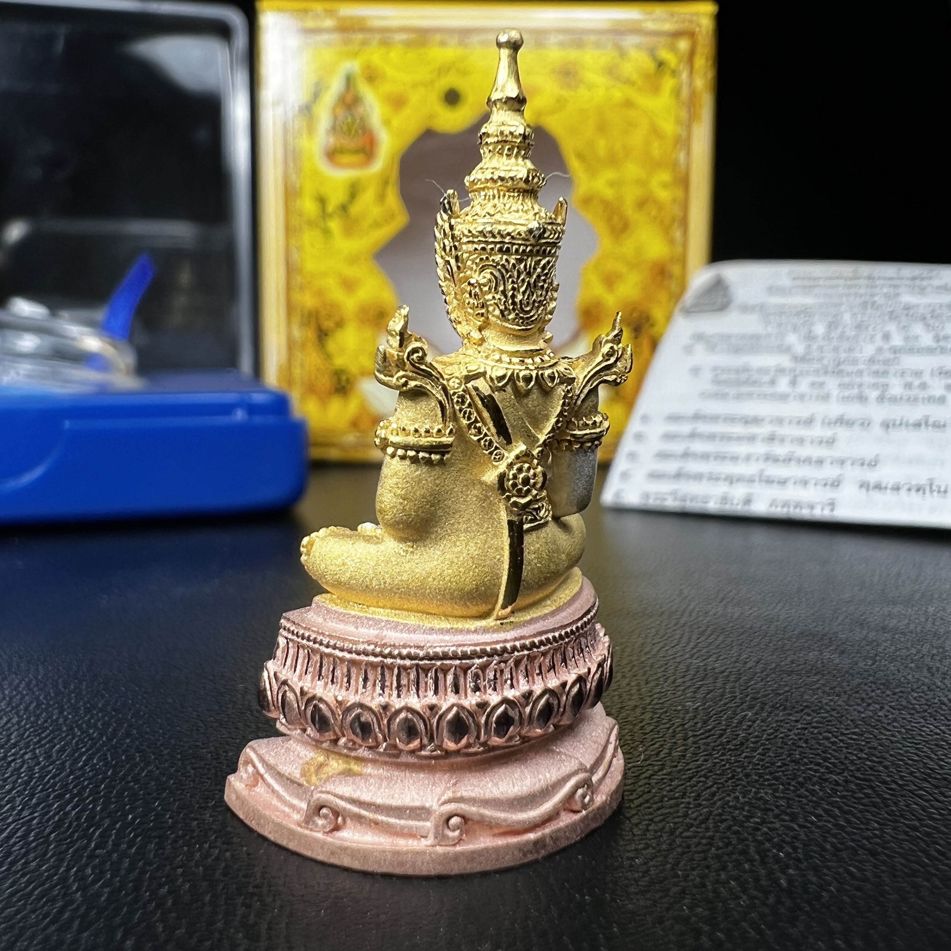 พระแก้วมรกต(จำลอง)ลอยองค์ ขนาดหน้าตัก 1/2 นิ้ว ทรงเครื่องฤดูร้อน เนื้อเงินสามกษัตริย์ ตราสัญลักษณ์ฉลองสิริราชสมบัติ ครบ 60 ปี พ.ศ.2549(สภาพสวย ครบ สมบูรณ์)