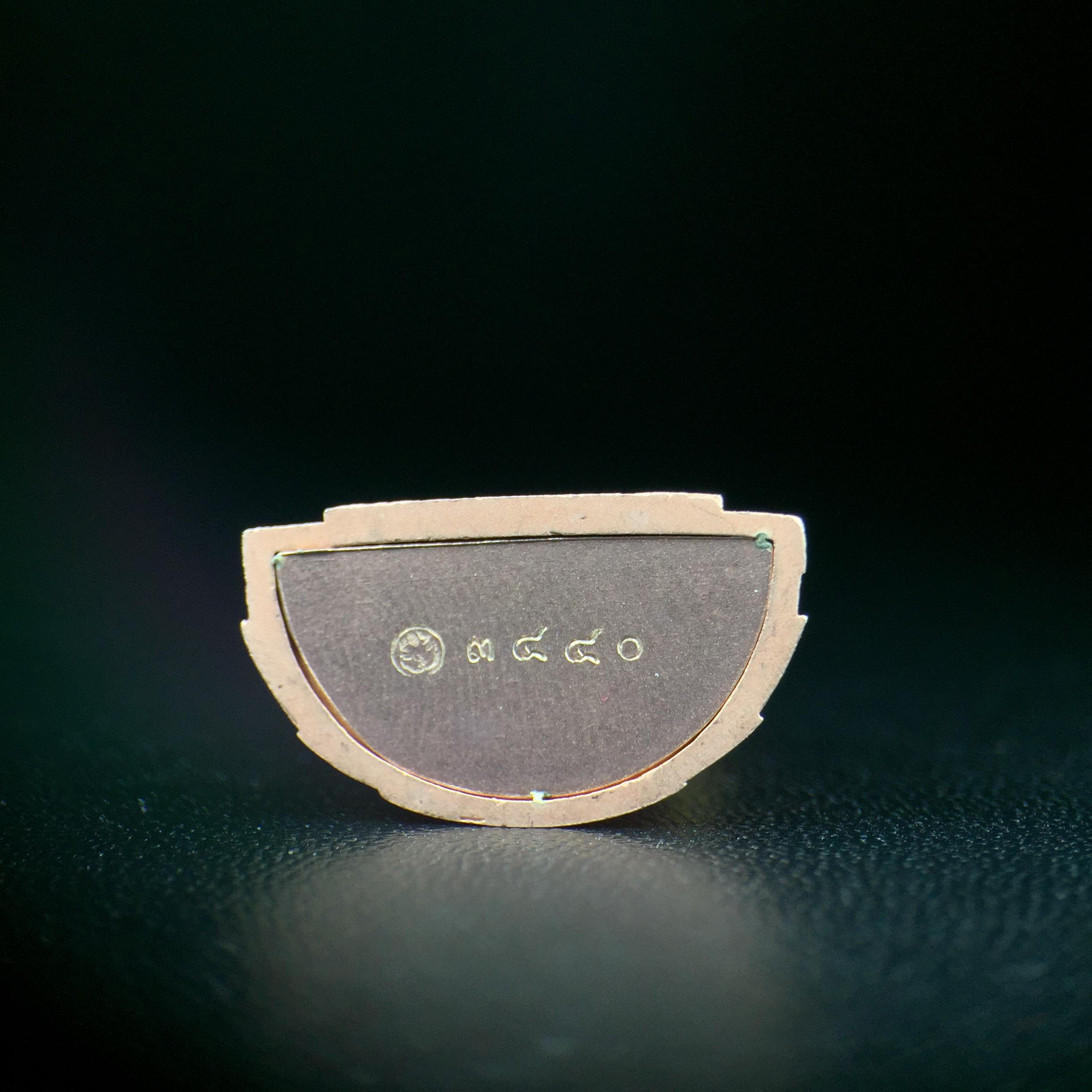 พระแก้วมรกต ภปร. ปี2547 จัดสร้างโดย รพ.ภูมิพลฯ เนื้อเงิน (3 กษัตริย์)ลอยองค์ หน้าตัก 1/2 นิ้ว งดงามทรงคุณค่าอีกหนึ่งรุ่นยอดนิยม หายาก