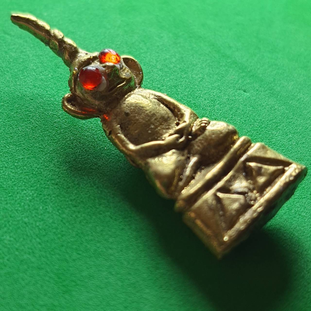 ของเสน่ห์ งั่งตาแดงหลังยันต์ งั่ง งั่งมหาเสน่ห์ งั่งตาแดง