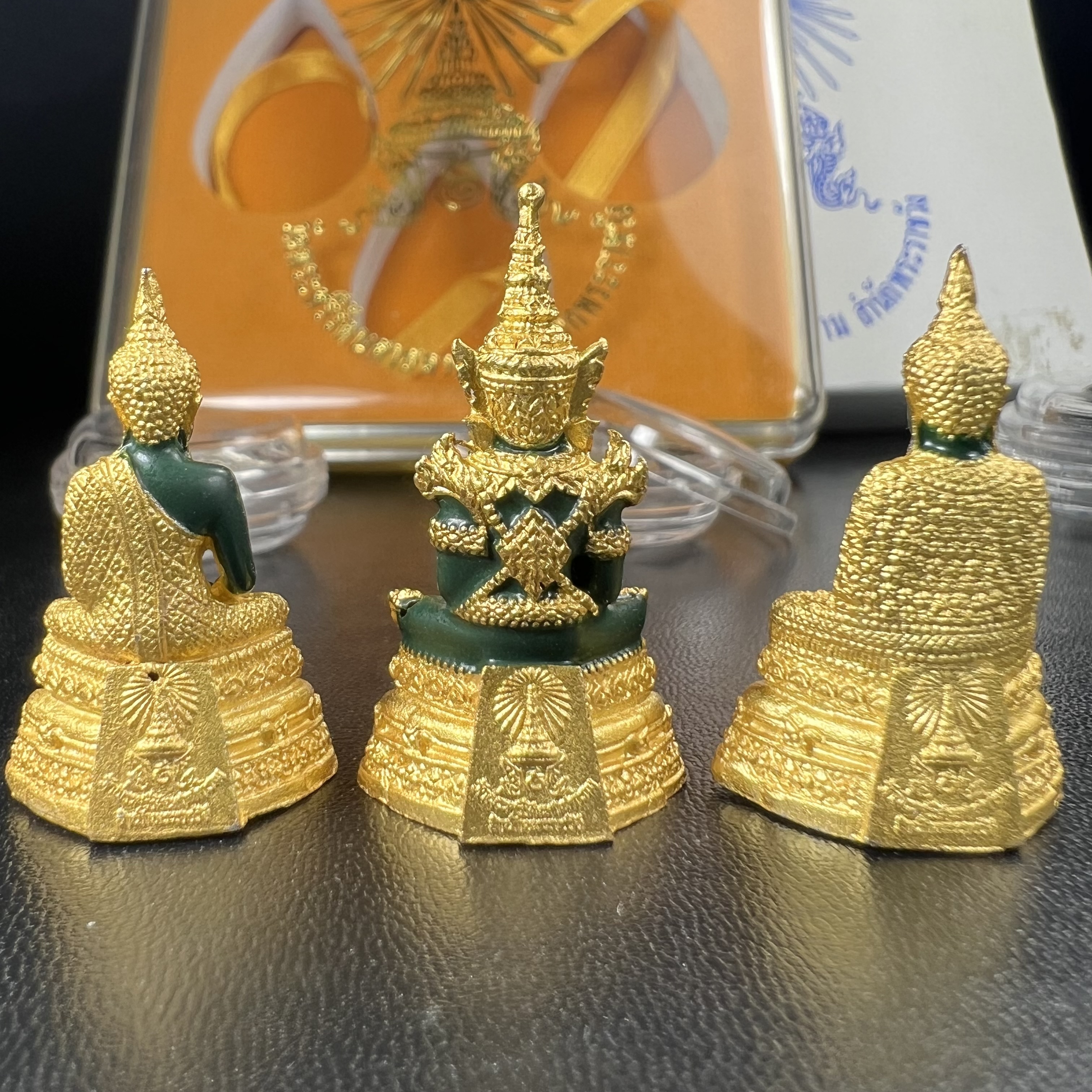 พระพุทธมหามณีรัตนปฏิมากร(พระแก้วมรกต) วัดพระศรีรัตนศาสดาราม สำนักพระราชวัง จัดสร้าง ชุด3 ฤดู ร้อน ฝน หนาว(บรรจุมวลสารใต้ฐาน)