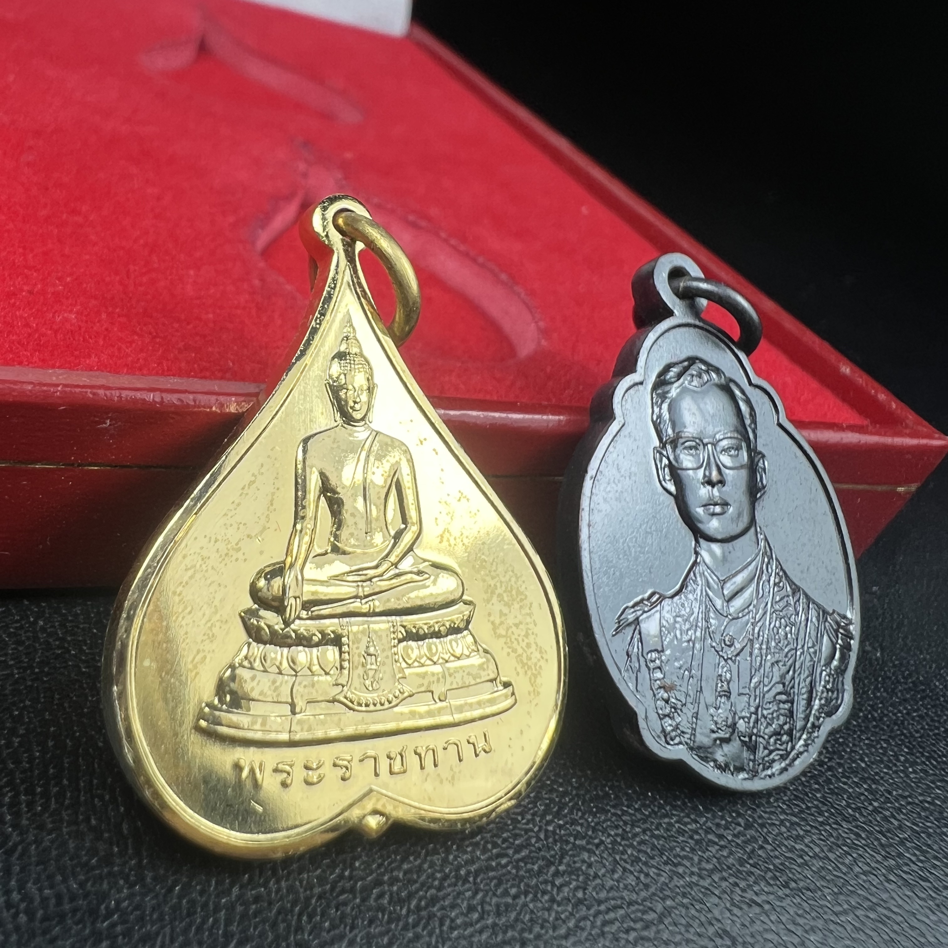 เหรียญพระราชทาน มูลนิธิ พอ.สว. ปี2541 (1ชุด มี 2 เหรียญ สภาพสวยมาก(กล่องเดิม))