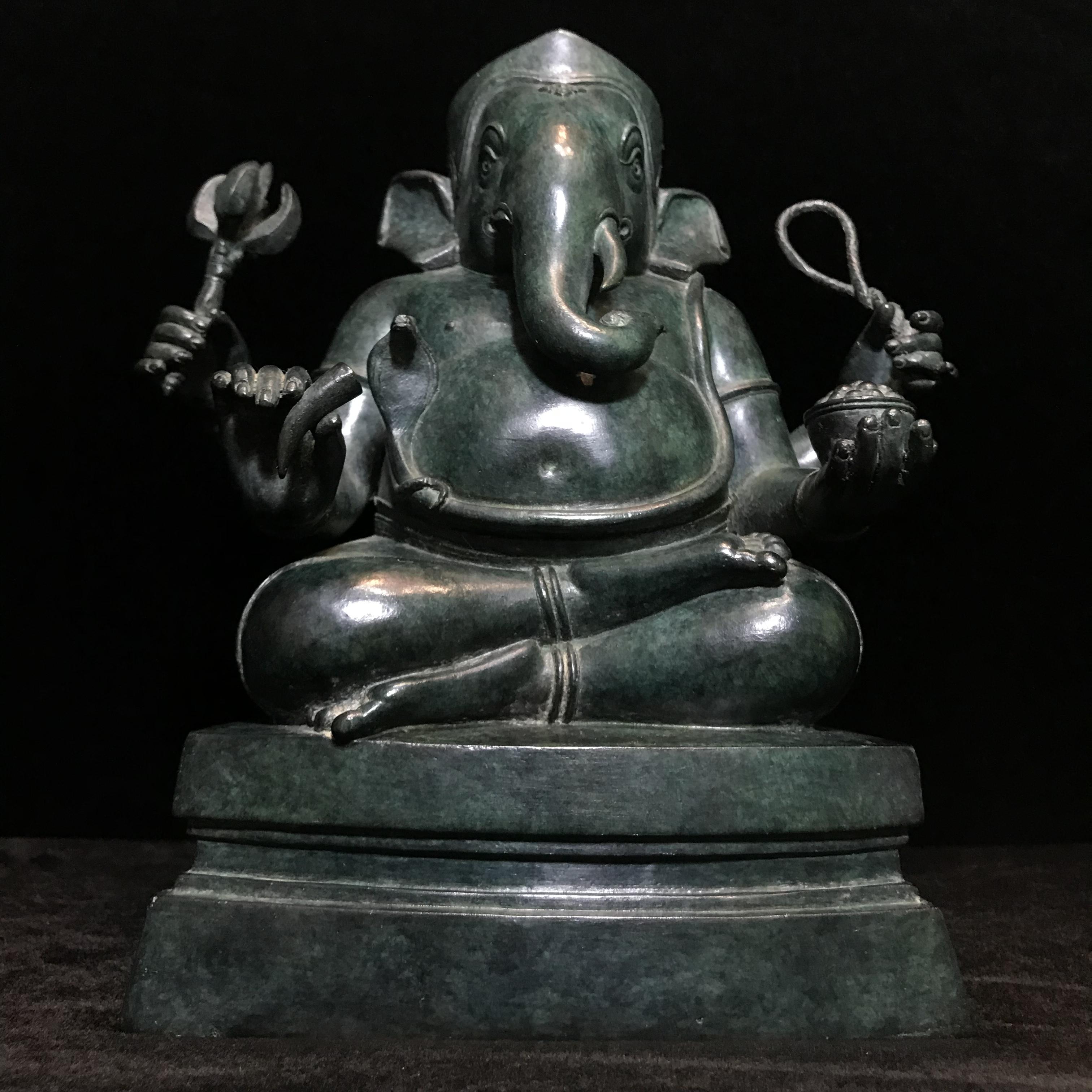 พระพิฆเนศครบรอบ55ปี คณะจิตรกรรม ม.ศิลปากร ปี 2540 เนื้อสำริด สนิมเขียว พาติน่า (Patinas) ขนาด 5x9 นิ้ว เป็นพระพิฆเนศที่งดงามทางด้านศิลปะมาก