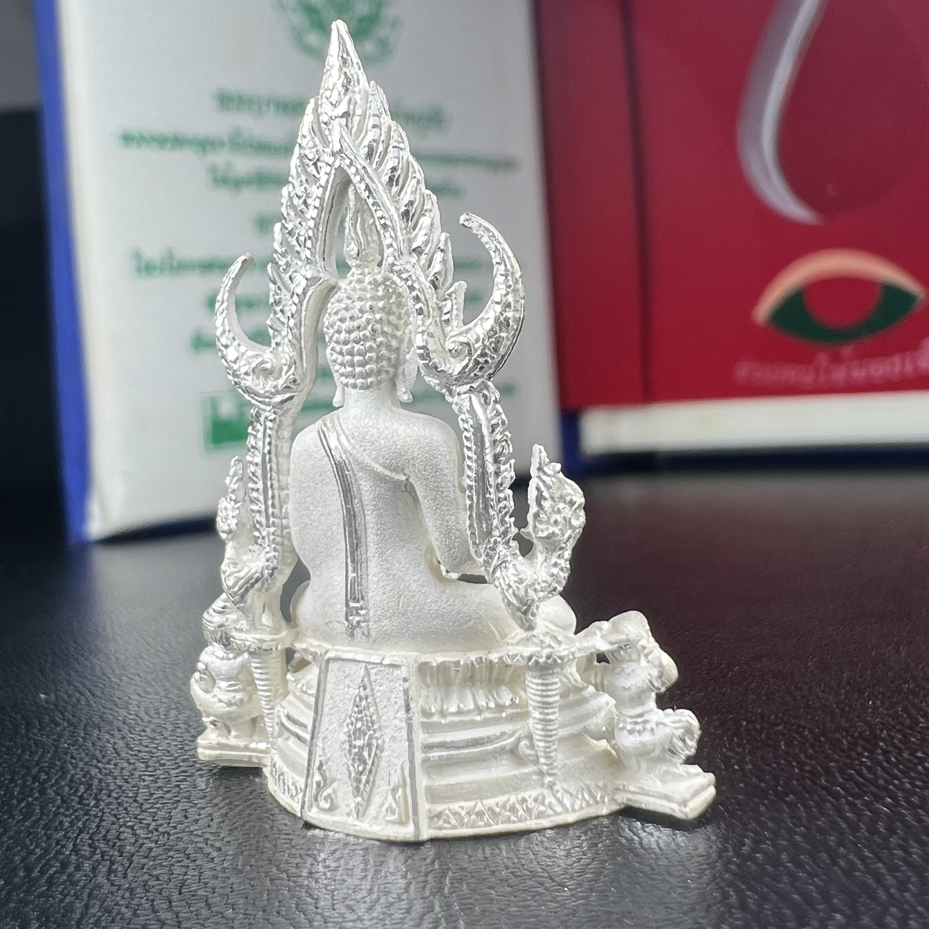 พระพุทธชินราช ภปร. ในวโรกาสพระราชพิธีมหามงคล เฉลิมพระชนมายุ6รอบ 5ธันวาคม2542 มูลนิธิพิทักษ์ดวงตาประชาชน จัดสร้าง เนื้อเงินแบบทรายนวลขัดเงาบางส่วน พิมพ์ใหญ่ ขนาดสูง 3.4 ซม. พร้อมกล่องบรรจุเดิม