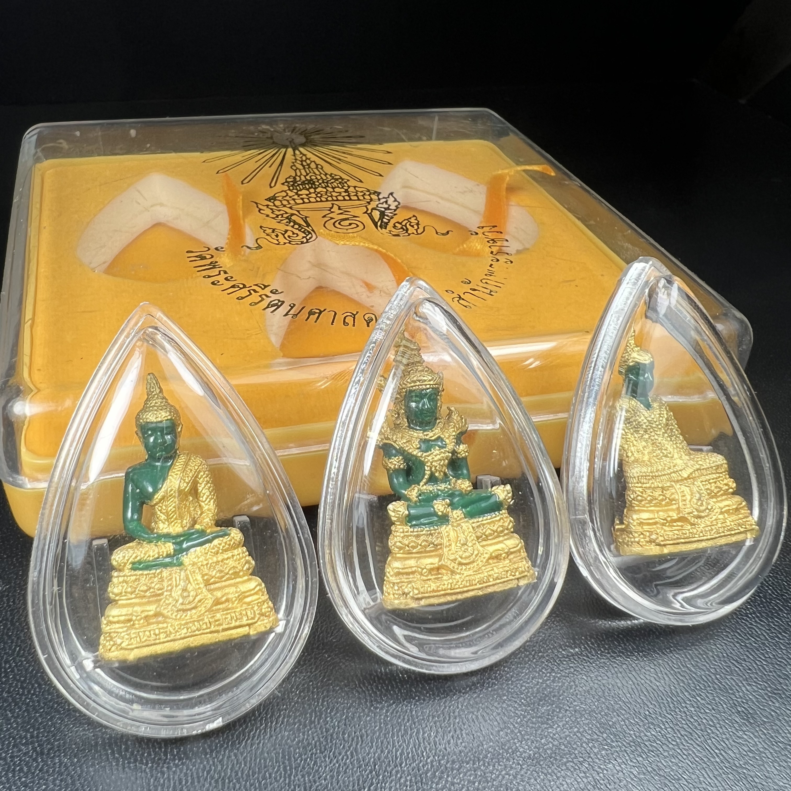 พระพุทธมหามณีรัตนปฏิมากร(พระแก้วมรกต) วัดพระศรีรัตนศาสดาราม สำนักพระราชวัง จัดสร้าง ชุด3 ฤดู ร้อน ฝน หนาว(บรรจุมวลสารใต้ฐาน)