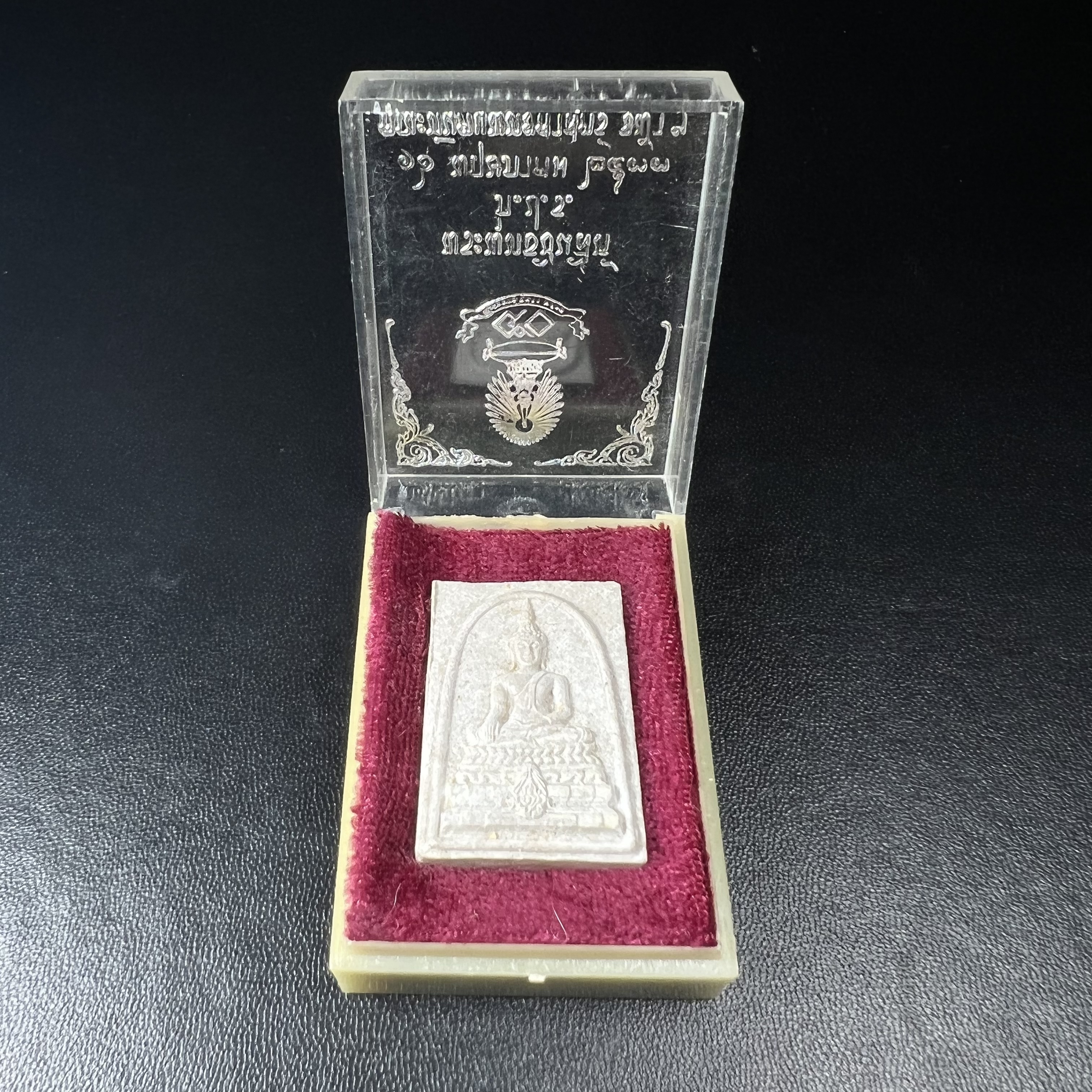 พระพุทธชินสีห์ ภปร. ทันโต เสฏโฐ ปี2533 พิมพ์ใหญ่(องค์นี้ด้านหลังบรรจุพลอยเสกมงคลชัดมาก) บรรจุพระทนต์ในหลวง รุ่นเดียวในประวัติศาสตร์ ****รุ่นนี้ขอแนะนำ****