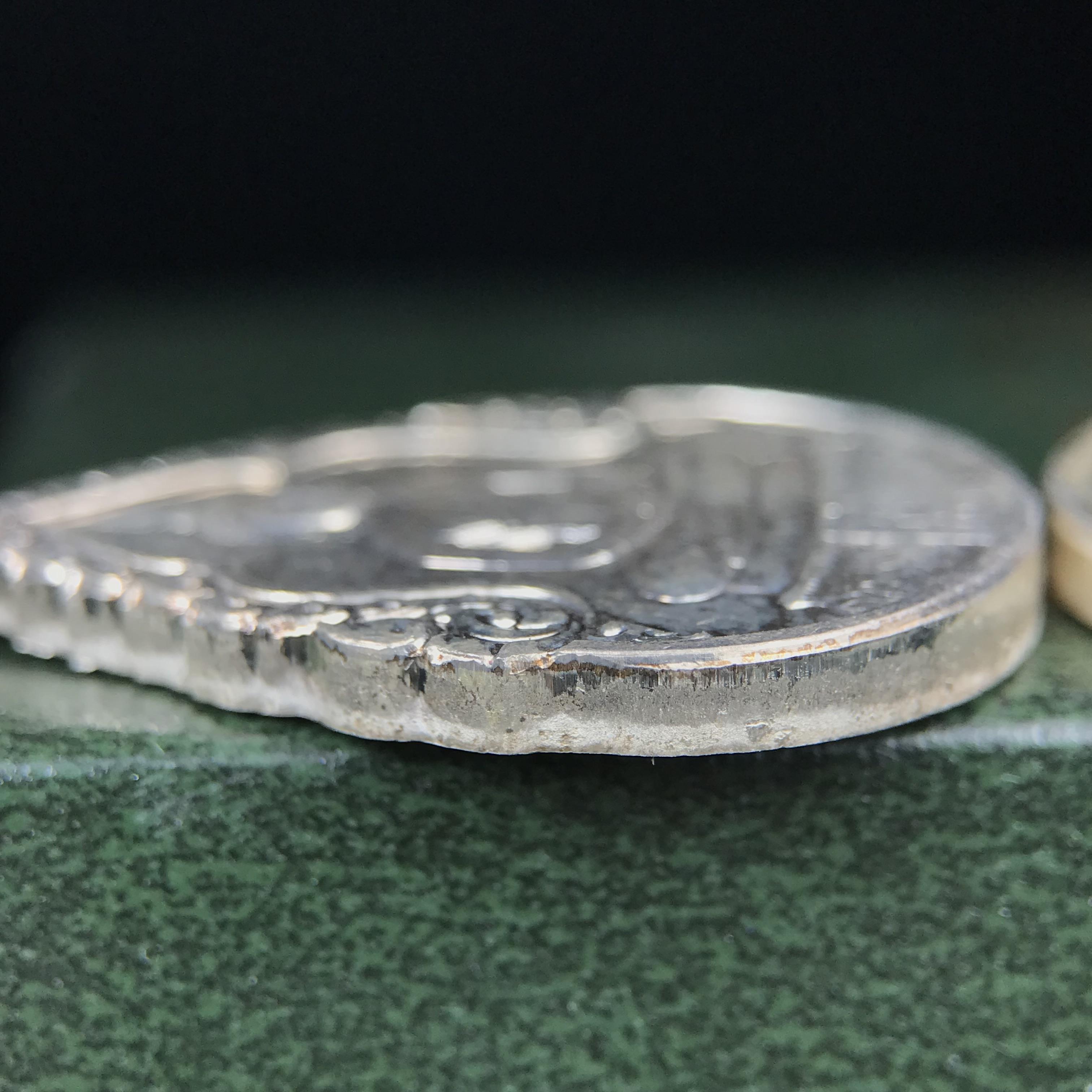 เหรียญพระแก้วมรกตหลัง ภปร. ฉลองกรุงรัตนโกสินทร์ครบ 200 ปี พ.ศ.2525 เนื้อเงินกล่องบรรจุเดิมครบ3พิมพ์(บล็อกพระราชศรัธา)(ในหลวงรัชกาลที่9 เสด็จในพิธี)พระคู่บ้านคู่เมือง...พระดี...พิธีใหญ่